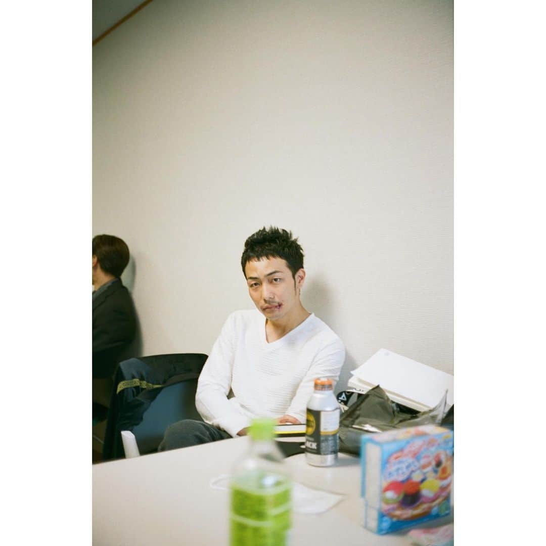 奈緒のインスタグラム：「. 『演じ屋』 笑顔が優しい紳士な田中さん はカメラの前では憎き人 本日23時30分から第4話です😎 #田中俊介　さん　 #sunaocamera」