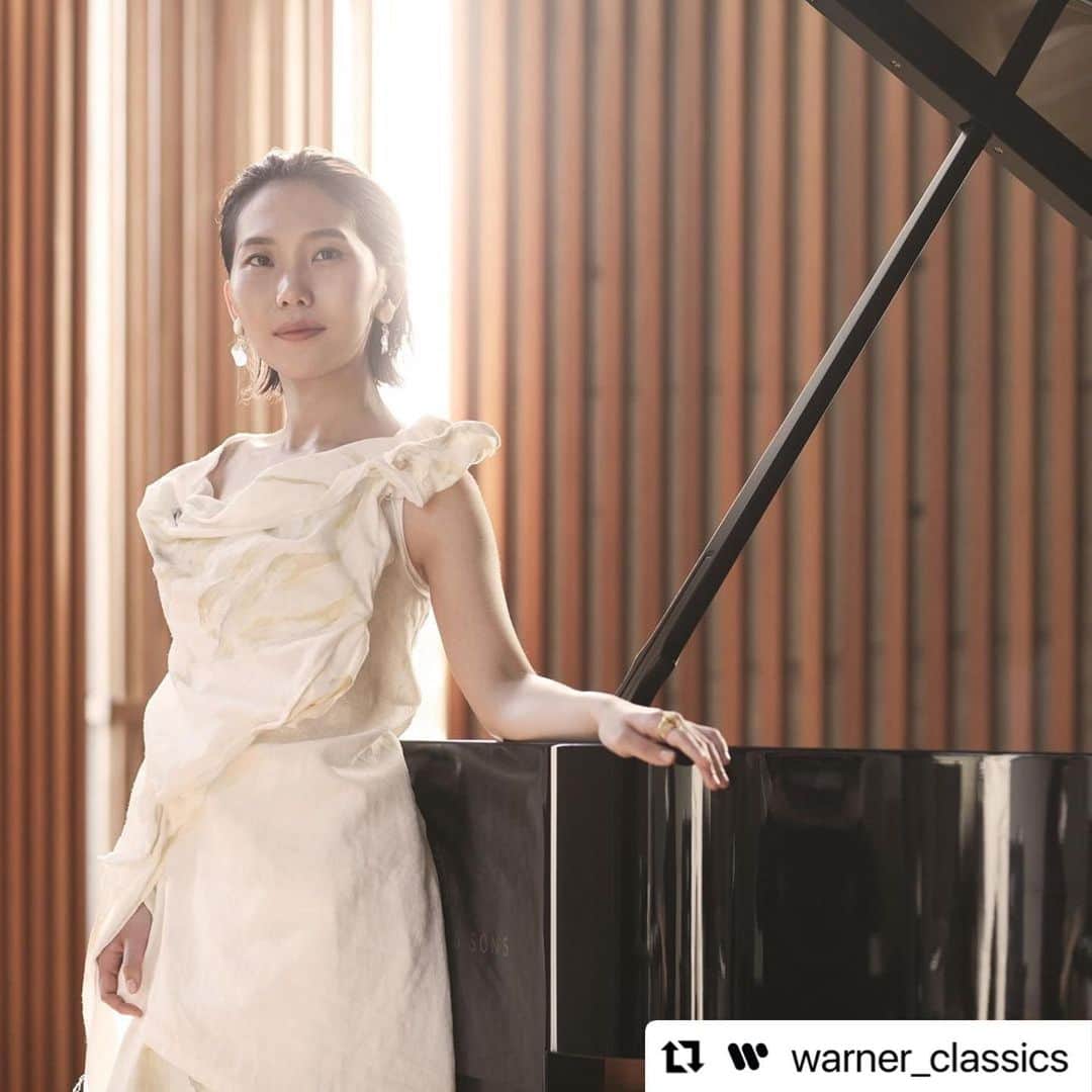 小林愛実のインスタグラム：「本日発売です。 ショパンは、私がピアノを始めてからずっと一緒にいる作曲家です。 そんな彼の作品から今回は、今私が録音したいと思う素晴らしい作品たちを収録いたしました。 是非お聴きください。  #Repost @warner_classics with @make_repost ・・・ OUT NOW! 🎹 The young Japanese pianist Aimi Kobayashi (@aimi923) has chosen Chopin's celebrated 24 Preludes as the centerpiece of her new album, dedicated to this composer. Discover with the link in our bio.⁣ ⁣ "I have wanted to record the complete Preludes for a long time. ... Each prelude is individual, and each is in a different tonality so the color and characters are completely different, and as the structure of each individual prelude is relatively open there is a lot of freedom for interpretation." – Aimi Kobayashi⁣ ⁣ #newmusic #newmusicfriday #chopin #classicalpiano #classicalmusic #aimikobayashi #小林愛実」