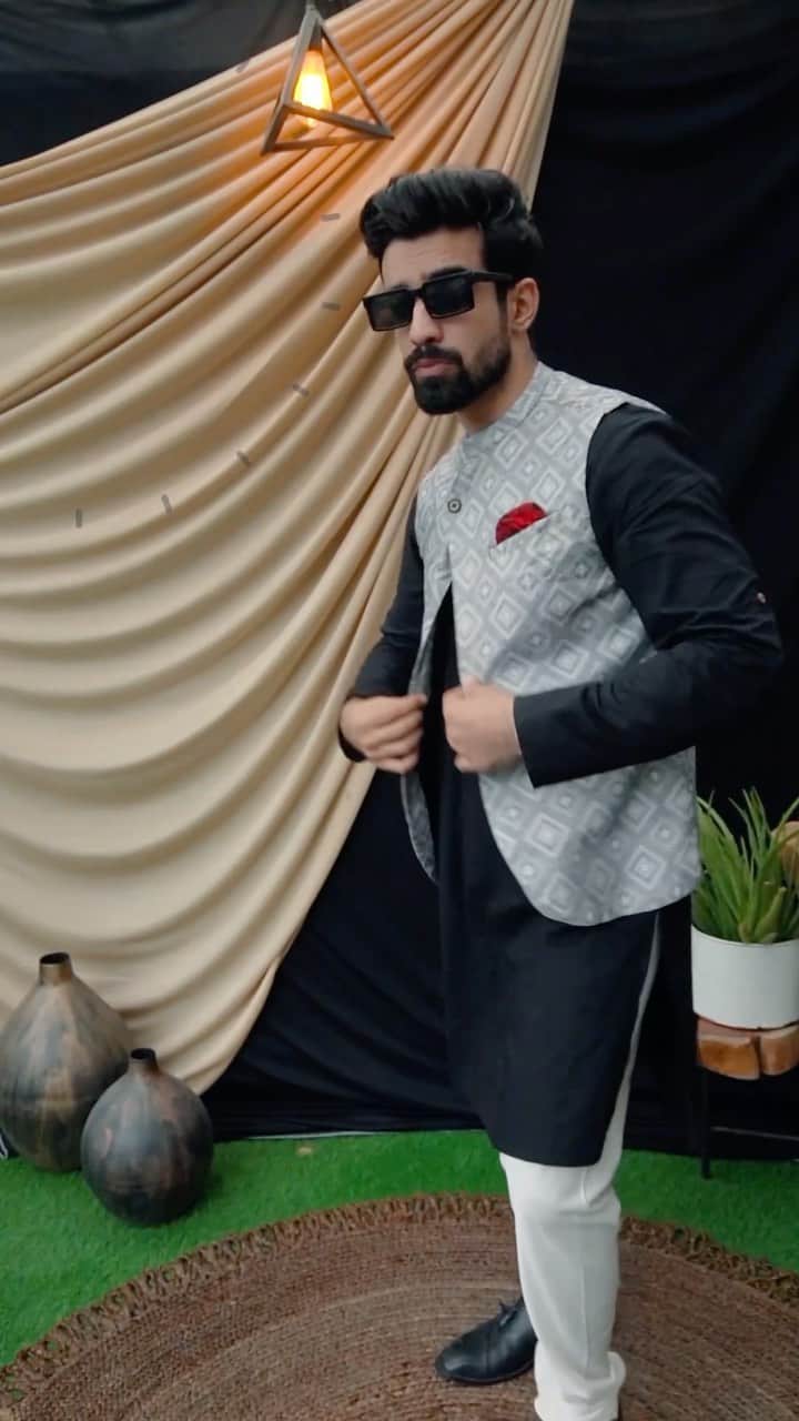 Karron S Dhinggraのインスタグラム：「Everyone knows that when it comes to fashionable outfits,  the right fit is as important as the style! And with Myntra, India’s Fashion Expert, you can find your perfect fit, every time. Download the @Myntra app today and find fashion that feels great on you.  #IndiasFashionExpert #Myntra #MyntraGetTheLook #MyntraFashion #MyntraStyle #CelebStyle #GetTheLook #Ad . . 🎥 @jasdeepphotography  🎞 @iam_angad_  #TheFormalEdit #EthniceWear」