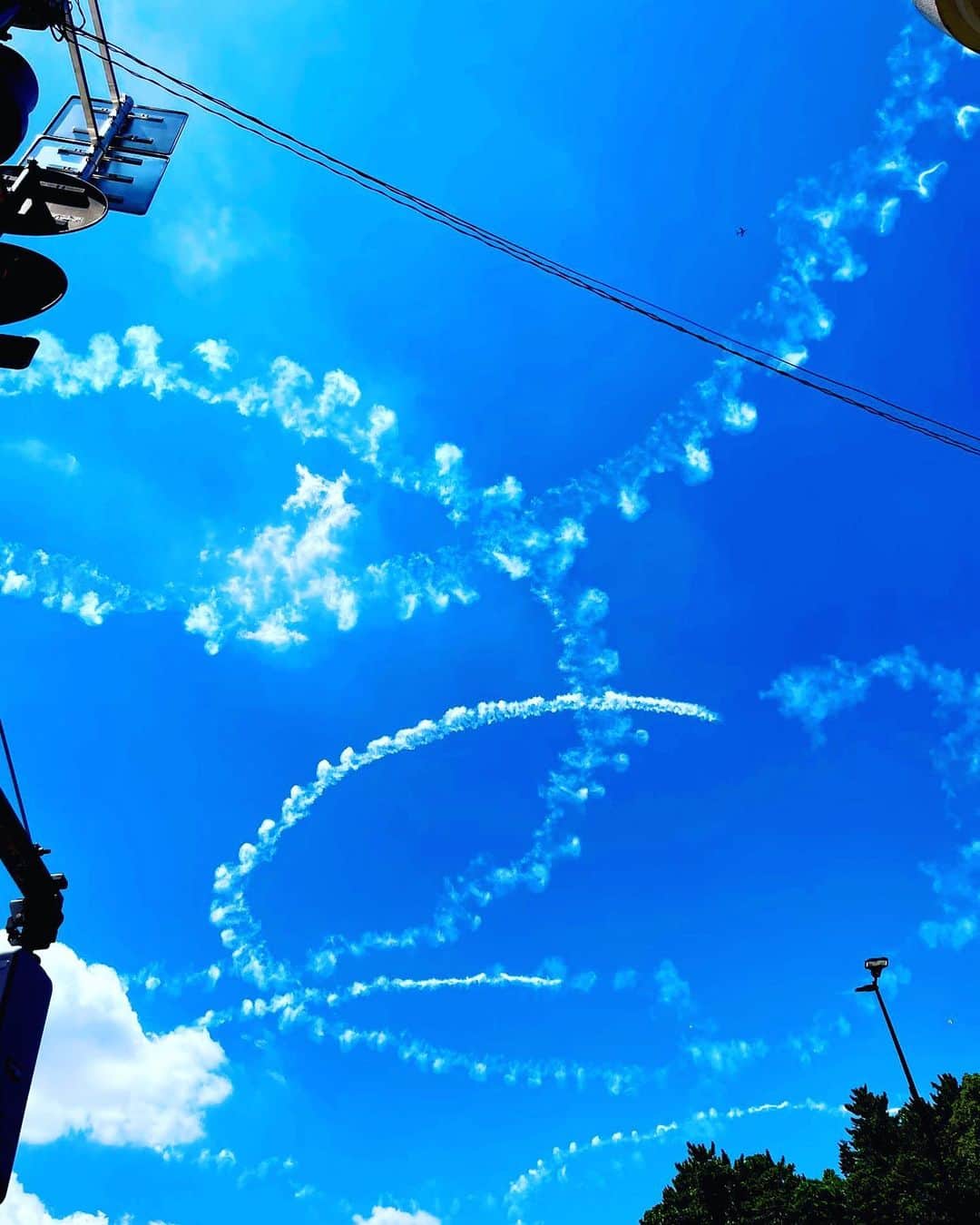 梶裕貴のインスタグラム：「#空 #ブルーインパルス」