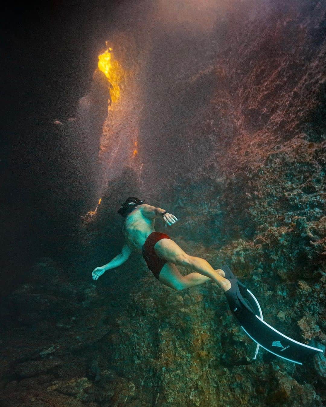 ダン・ビルツァーアンのインスタグラム：「Cave diving w @tones.of.blue」