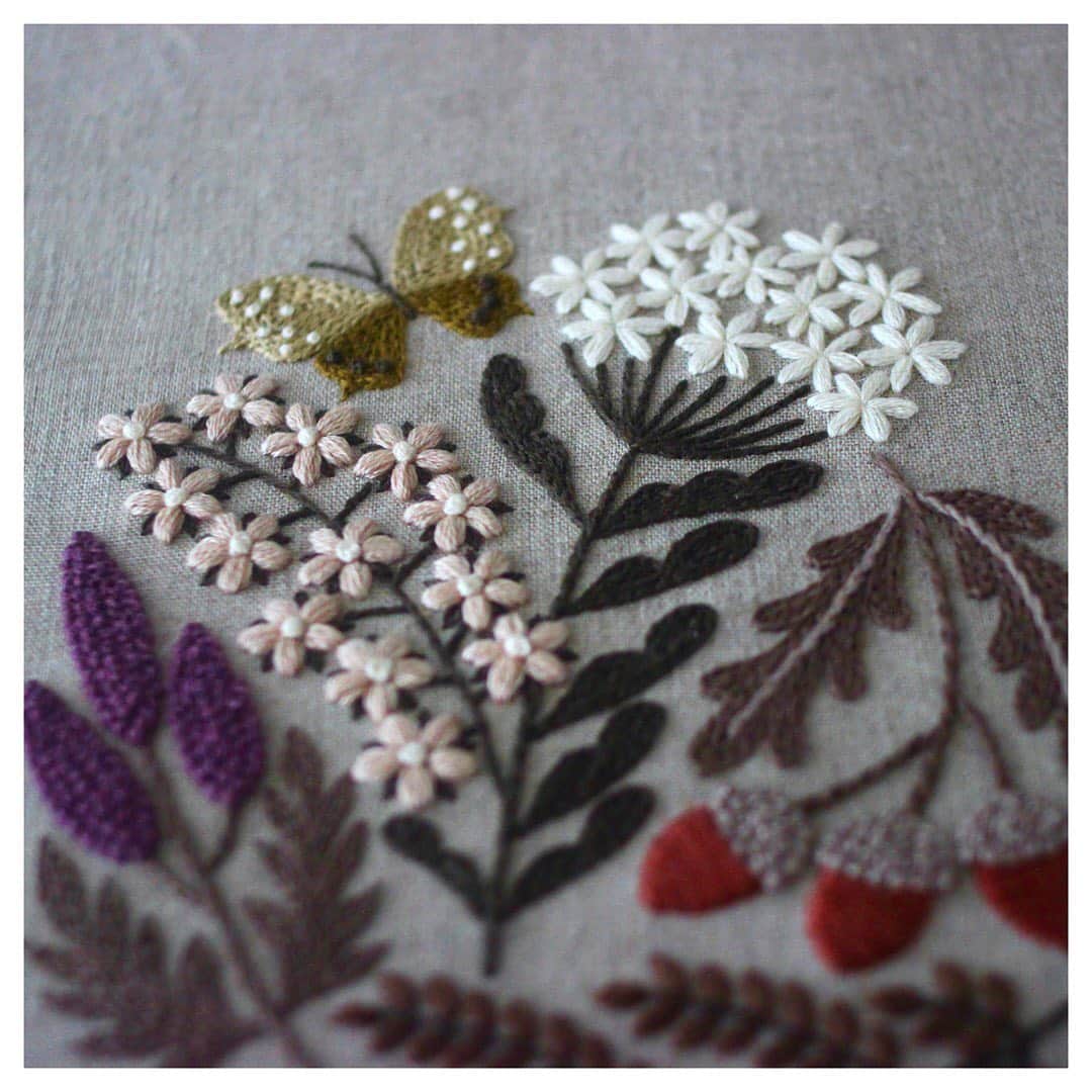 樋口愉美子のインスタグラム：「. Brown color 🍂  #embroidery #handmade #linen #pattern  #botanical #yumikohiguchi #樋口愉美子 #ハンドメイド #刺繍 #broderie #bordado #вышивка #자수 #needlework #handstitched #handembroidery #autumn #colour」
