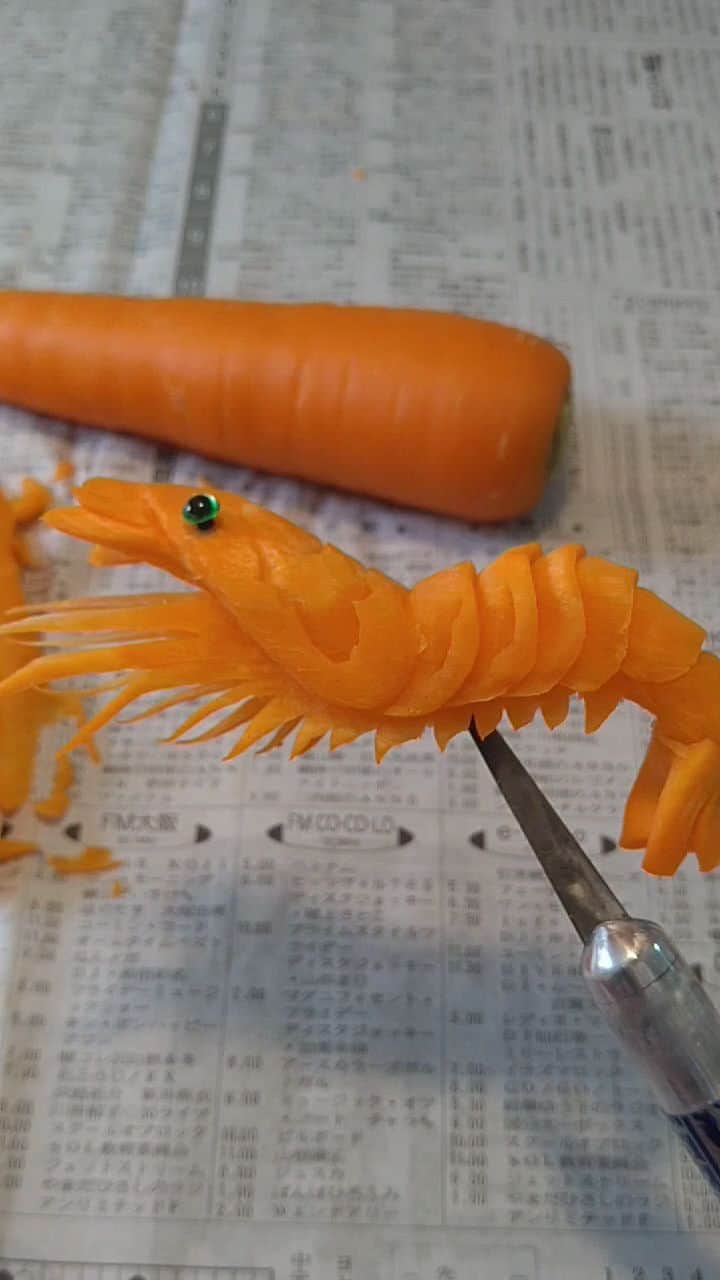 gakuのインスタグラム：「shrimp  #carving #vegetablecarving #vegetable  #ベジタブルカービング #カービング #野菜アート #野菜彫刻 #野菜」
