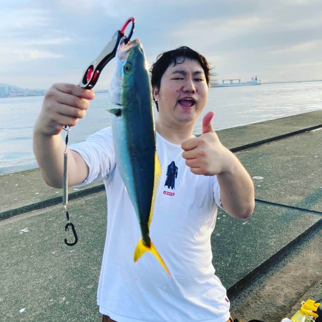 兎さんのインスタグラム写真 - (兎Instagram)「え？今年の青物？？ ははっ、釣ってるけど？？😂😂 心配してくれてさんきゅな。まだまだ釣ってくで！！！！😉🏄‍♂️🏄‍♂️🏄‍♂️」9月6日 14時31分 - lcd_usagi