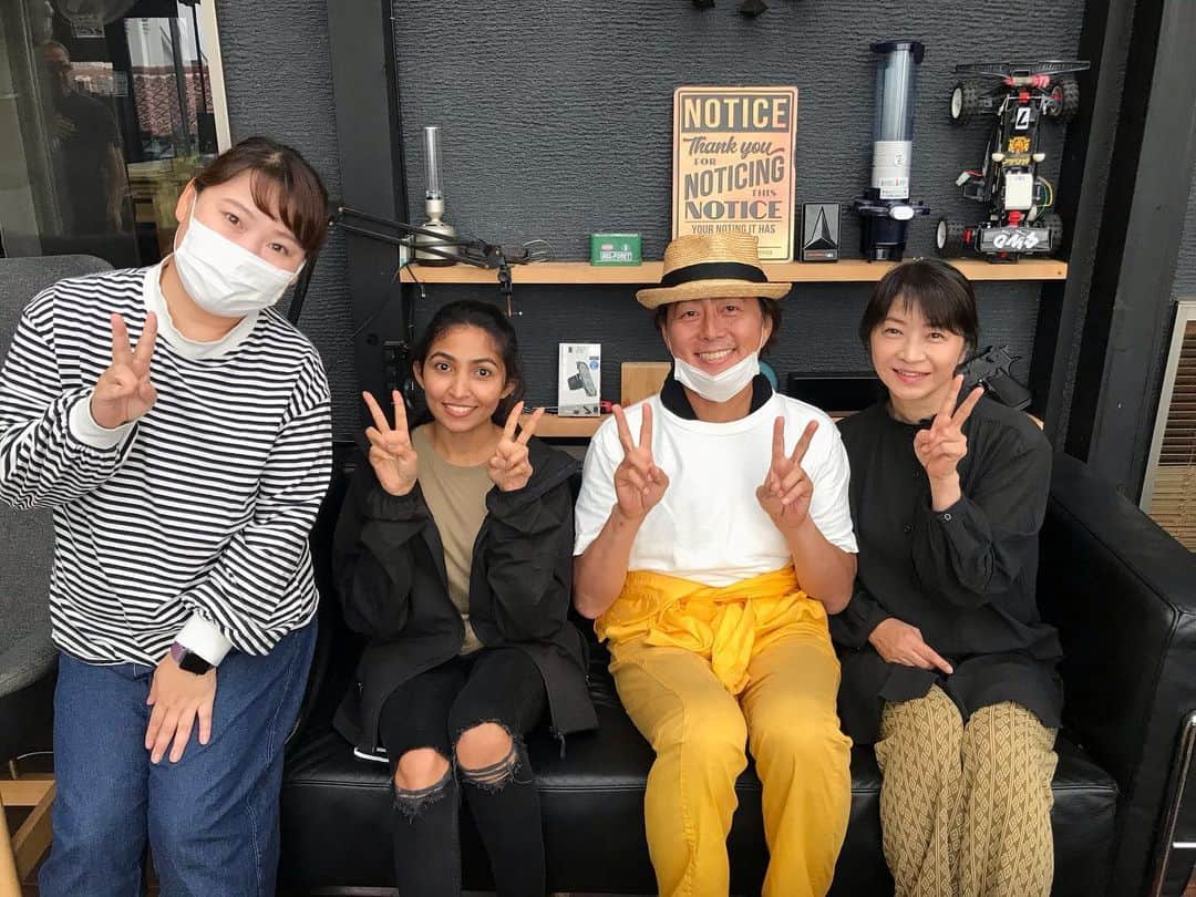 田中美佐子さんのインスタグラム写真 - (田中美佐子Instagram)「「THE Bad Losers」PART2   YouTubeドラマ。 パート2なり。 昨年に引き続き撮影に参加させていただきました。出るのは少しだけだけど、とても楽しかったです！ 今年はすごーいたくさんの俳優さんが出ていらして、どびっくりー‼️ このソファに座っているメンバー、お一人様は一般の方、スリランカの方が役者をしてくれました^_^ ニッチェの近藤くみこさんと宅間孝行さん。 ほっとする、あったかい幸せな時を過ごさせていただきました。 近くみさん、座らないでソファの手すりに座ってくださったのだけど、落ちそうになりました😆😆😆 優しさ＋お気遣い＋笑いもつけてくれる人。 2人とも大好きです❤️  昨日はロケで生まれて初めて新宿のゴールデン街というところに行ってきました。飲み屋さんがズラーっと並んでいました。 閑散としてる様に初めての場所でもなんとなく寂しさを感じました。心の拠り所的な香りがして、、ここにため息や愚痴をこぼしに、笑顔求めて毎日たくさんの人がきていたのだなーなんて、酒も飲めない私が言うな！って話。 いつまでなんだー？ と聞きたくなるね。 やれることをやる。それだけですね。 それが一番難しいかもしれないけど、、、 私なりに頑張りまーす！  #THEBADLOSERS #ニッチェ#近藤くみこ#宅間孝行」9月7日 22時22分 - tanakamisako_