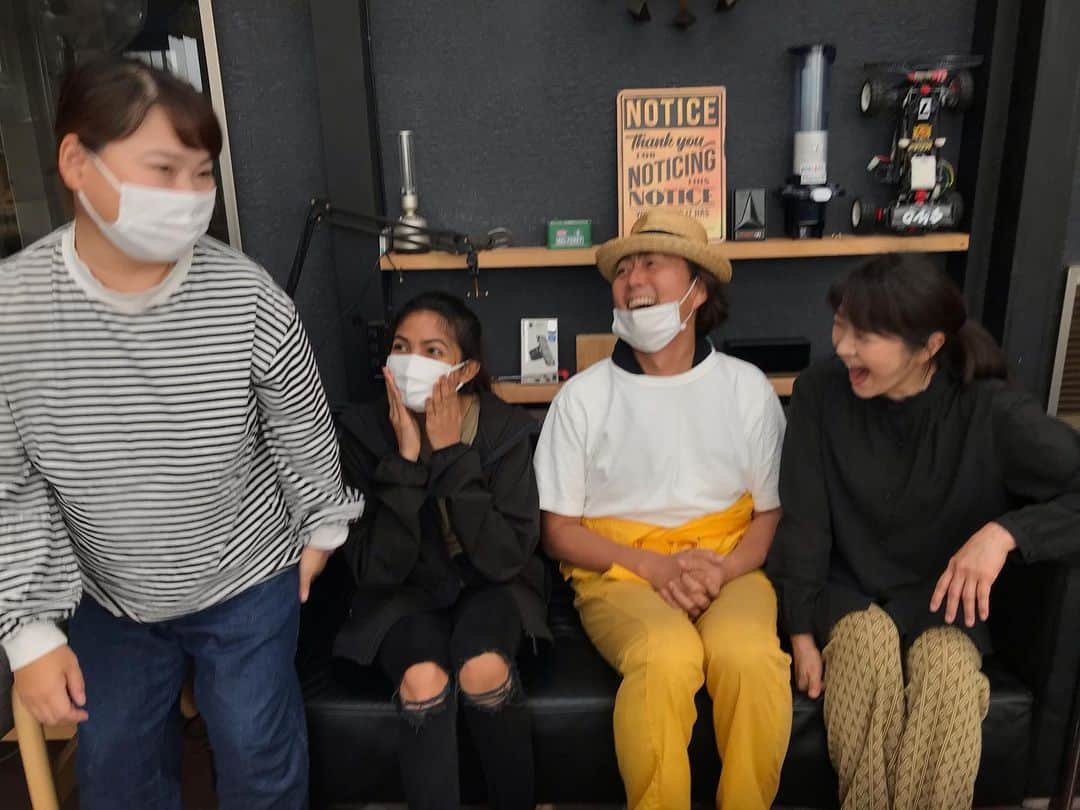 田中美佐子さんのインスタグラム写真 - (田中美佐子Instagram)「「THE Bad Losers」PART2   YouTubeドラマ。 パート2なり。 昨年に引き続き撮影に参加させていただきました。出るのは少しだけだけど、とても楽しかったです！ 今年はすごーいたくさんの俳優さんが出ていらして、どびっくりー‼️ このソファに座っているメンバー、お一人様は一般の方、スリランカの方が役者をしてくれました^_^ ニッチェの近藤くみこさんと宅間孝行さん。 ほっとする、あったかい幸せな時を過ごさせていただきました。 近くみさん、座らないでソファの手すりに座ってくださったのだけど、落ちそうになりました😆😆😆 優しさ＋お気遣い＋笑いもつけてくれる人。 2人とも大好きです❤️  昨日はロケで生まれて初めて新宿のゴールデン街というところに行ってきました。飲み屋さんがズラーっと並んでいました。 閑散としてる様に初めての場所でもなんとなく寂しさを感じました。心の拠り所的な香りがして、、ここにため息や愚痴をこぼしに、笑顔求めて毎日たくさんの人がきていたのだなーなんて、酒も飲めない私が言うな！って話。 いつまでなんだー？ と聞きたくなるね。 やれることをやる。それだけですね。 それが一番難しいかもしれないけど、、、 私なりに頑張りまーす！  #THEBADLOSERS #ニッチェ#近藤くみこ#宅間孝行」9月7日 22時22分 - tanakamisako_