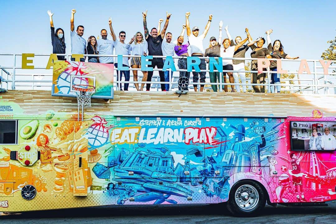 ステフィン・カリーのインスタグラム：「The @eatlearnplay bus is hittin the road! 🚌 Amazing day at @eoydc w/ @ayeshacurry, brought to life to promote literacy & provide hunger relief to underserved families in the Bay Area. Major love to @oaklitcoalition @accfb @cruisingkitchens @ckoakland @literati for helping make it all happen. 🙌🏽📚」