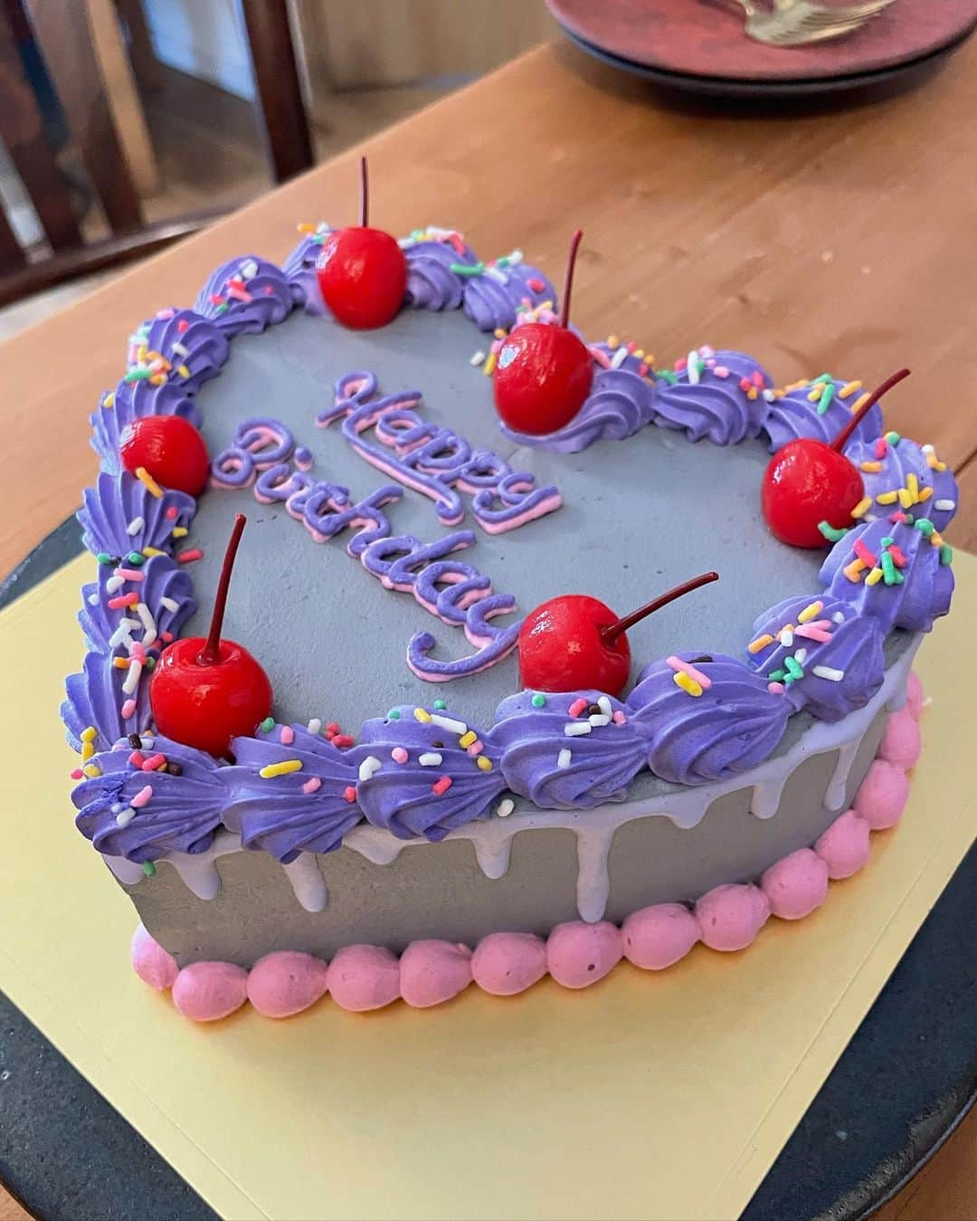 ERYさんのインスタグラム写真 - (ERYInstagram)「マーダーミステリー作家のゆうかりんが誕生日を祝ってくれたよー！ ケーキは二人で一緒にデザインを考えてCake withでオーダー。 色やクリームの搾り方、形や中身のフルーツなどかなり豊富な中から選べるのでめちゃくちゃ迷いましたが、折角なので普通のケーキ屋さんでは売られていないような色のチョイスしたいよね！ という事で、グレーの本体に紫と派手なピンクで飾るというデザインにしました。 かんわいいいいいい！ 5枚目がオーダーした時のイメージ図なのだけど、かなり忠実じゃないですか？  新宿での受け取りも出来るし、冷凍で送っていただく事も出来るので、注文して冷凍庫に保管しておいて、食べる5〜12時間前に冷蔵庫に入れて解凍を始めれば良いので、いつ遊ぶか決まっていなくても頼んでおけるという万能さ。 昨日は解凍5時間で、クリームやスポンジはバッチリ、中の苺がシャリシャリしているという感じでした！ 今日昼間はちょっと暑かったのでそれくらいで丁度良かったー！  元々私自身もスイーツにはこだわりがあり、信頼出来るパティシエさんにオーダーする事もあるし、自分でチョコレート細工を作ったりもしていたのですが、 ネット上でパパっとカスタムして作れるのって本当に画期的！ 普通オーダーケーキって1週間以上余裕を持っての注文が必要だったりするけれど、今回オーダーから届くまで3日でした。 お届け地域によるかもしれませんが、これはめちゃくちゃ早いと思います。 すごいお店出来ちゃってる…！  https://cakewith.jp/  @cakewith_tokyo  #cakewith_tokyo #カスタムケーキ #オーダーケーキ #バースデーケーキ #まだ続く誕生日会 #幸せ者 #4枚目はなんとかツーショット #撮ったものの #ゆうかりん #すっぴんにつき #ピノコ化されて届いた #すっぴんでも激可愛なのに」9月11日 14時39分 - bass_ery