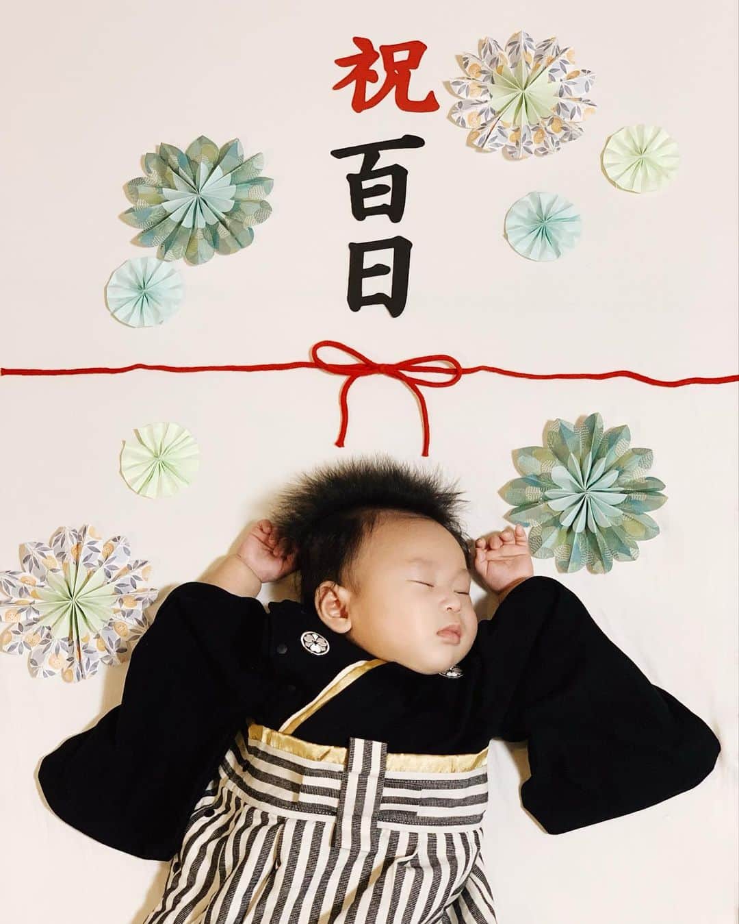 倉持由香のインスタグラム：「生後100日を迎えました🥳すくすく育ってね！  #お食い初め #生後100日 #袴ロンパース #袴ロンパースはスウィートマミー #生後3ヶ月 #生後3ヶ月男の子」