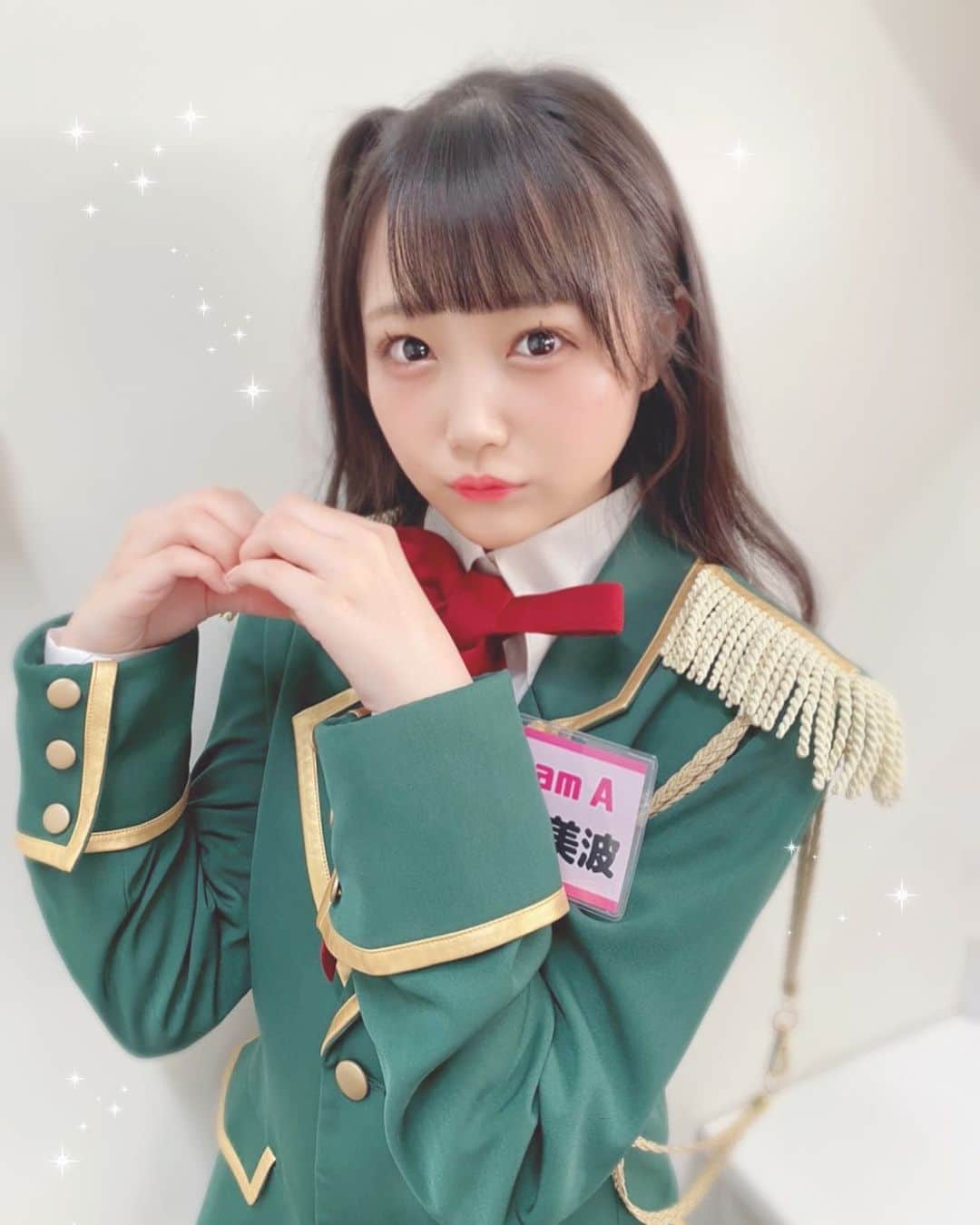 佐藤美波のインスタグラム：「🦁 このまえテレビの収録で機会があって、エーデルローズの制服を着ました♡  着られて嬉しかった☺️  緑色なので、中等部の制服です。  大好きなレオくん風にネクタイをリボン結びにして、レオくんっぽいまつ毛にするために頑張ってみました👀  エーデルローズ通いたかったなぁ…  AKB48のアニソンカラオケ大音楽祭 10月31日OA予定です！とてもたのしい収録でした！ 是非見てください📺 時間はまだ分からないので、分かったらまたお知らせします！！   #kingofprism  #キングオブプリズム #エーデルローズ  #制服」