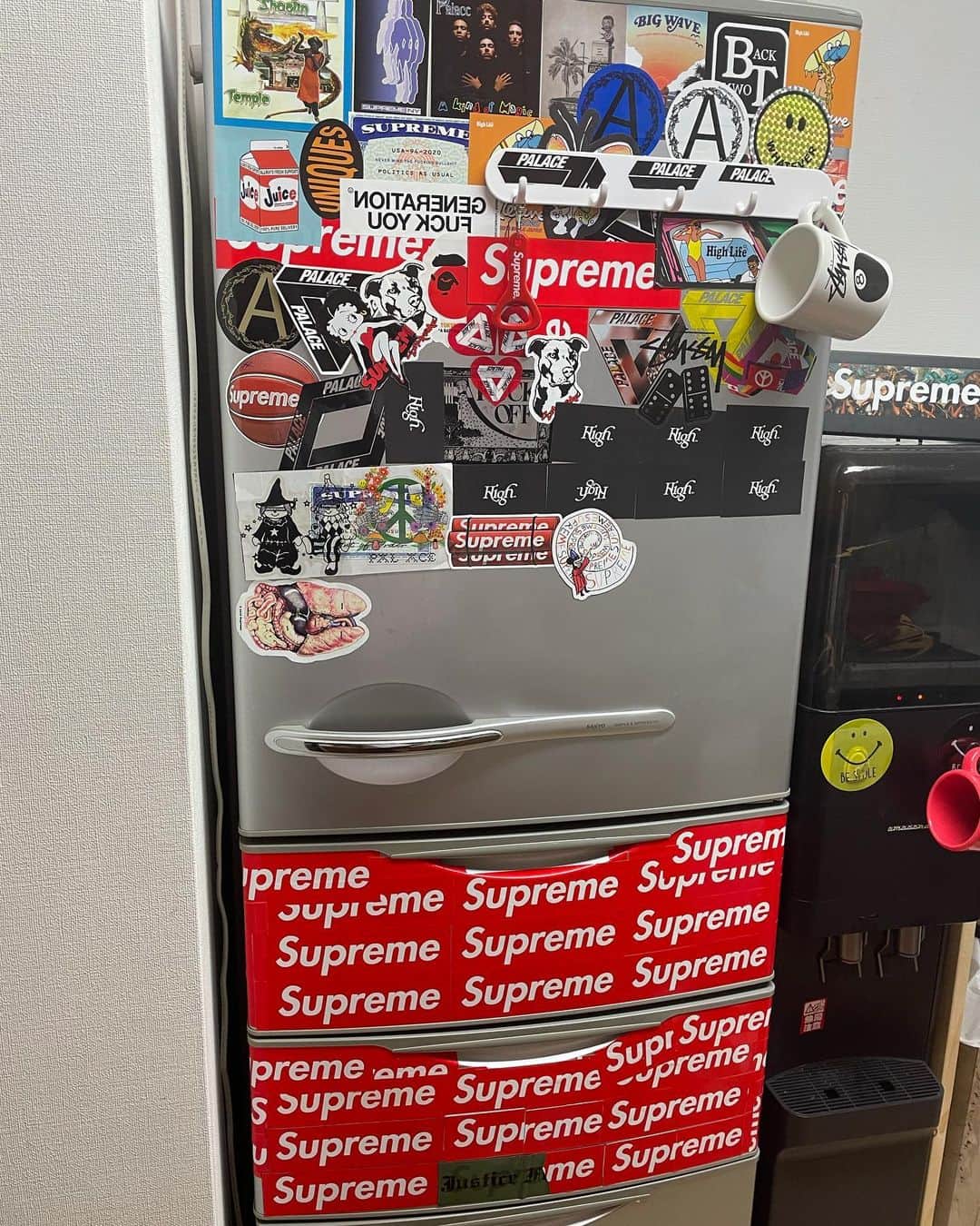 久保田和靖さんのインスタグラム写真 - (久保田和靖Instagram)「インディーズのライブハウス の冷蔵庫みたくステッカーを貼りまくる。  #YouTube更新 #プロフィールより」9月14日 22時00分 - kubotakazunobu