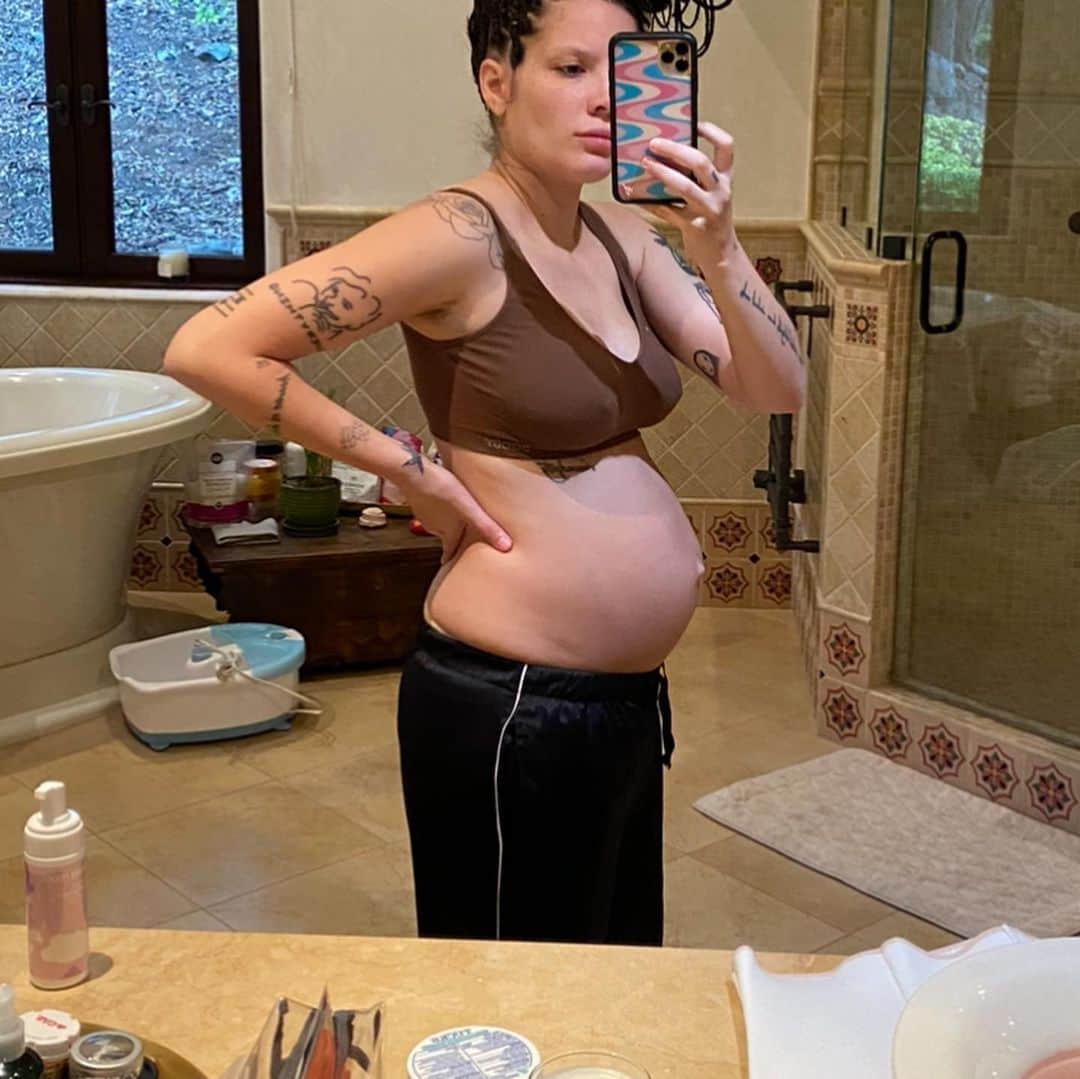 Halseyのインスタグラム：「I am posting this because no matter what I do people are going to talk about my body. It is confusing symptom of being in the public eye so rather than complain I am going to give you something real to talk about! I did SNL two nights ago and a lot of people were quick to say how good I looked. That was a weird feeling. My body has felt like a stranger’s for a long time. I uphold myself to honesty to the point of over sharing sometimes but this feels important. The first picture on this slide is days after my baby was already born. A lot of people don’t know that you still look pregnant for a while after. It is still changing and I am letting it. I have no interest in working out right now. I’m too tired and too busy playing with my darling son. With that being said, the body behind all those compliments the other night was wearing a custom tailored outfit and lighted perfectly after much testing, so I could feel good and do my job. I do not want to feed the Illusion that you’re meant to feel and look “great” immediately postpartum. That is not my narrative currently. If you’ve been following me because you’re also a parent and you dig what I’m doing, please know I’m in your corner. I will never have my “pre baby body back” no matter how it changes physically because I have now had a baby! And that has altered me forever; emotionally, spiritually, and physically. That change is permanent. And I don’t want to go back! But In the spirit of honesty, I’m really tired and not a superhuman and this is really hard. Doing my best to serve my art and my family whilst keeping it all so very real. Love.」