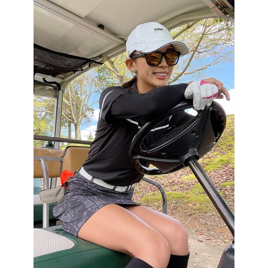 坪井ミサトのインスタグラム：「. . 少し空いちゃったラウンド⛳️ お天気良くて気持ちよかった〜🥰 . ここのコース、グリーンが 難しくてパター数やばい🤣笑 . ウェアは頭から足先まで @pumagolf  @pumajapan 💓 . 動画最後まで見てね😬笑 . . #ゴルフ #ゴルフ女子 #golf #ラウンド #ゴルフウェア #golfwear #puma #pumagolf #sports」