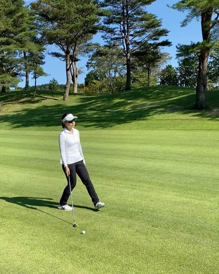 森田理香子のインスタグラム：「． ． par5の3打目が180yd残ってビビる。 5iで1ピン以内やったら良しやな✨  #golf#prgr#smith#5ss #5i#180yd#練習しないと下手になる」
