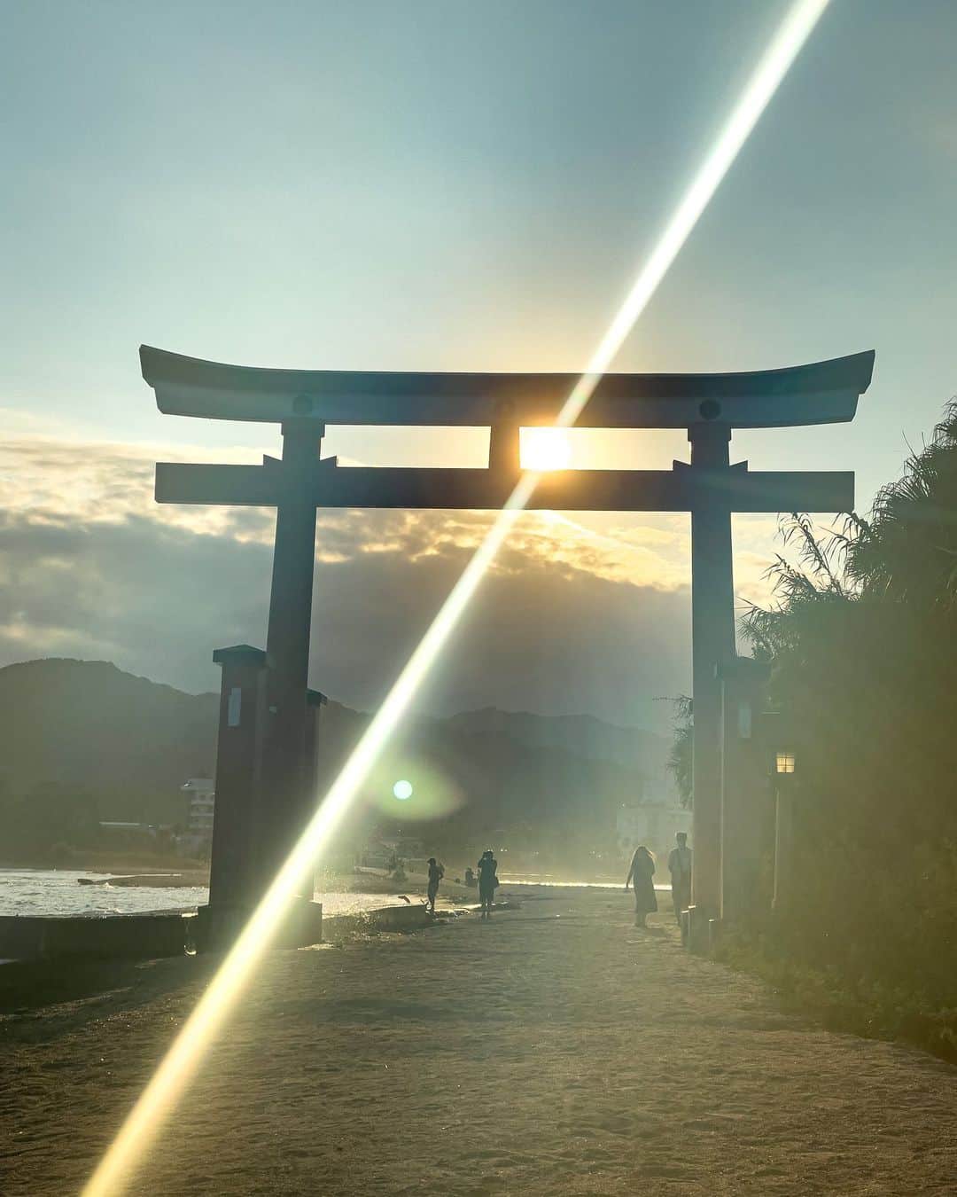 Shock Eyeさんのインスタグラム写真 Shock Eyeinstagram 宮崎県にある青島神社 こんなに素晴らしいロケーションの神社は本当に数少ない 浜辺から直接境内に繋がるパワースポット どことなく湘南にも似た雰囲気で 落ち着くし 海 太陽 森 夕陽 月と 自然