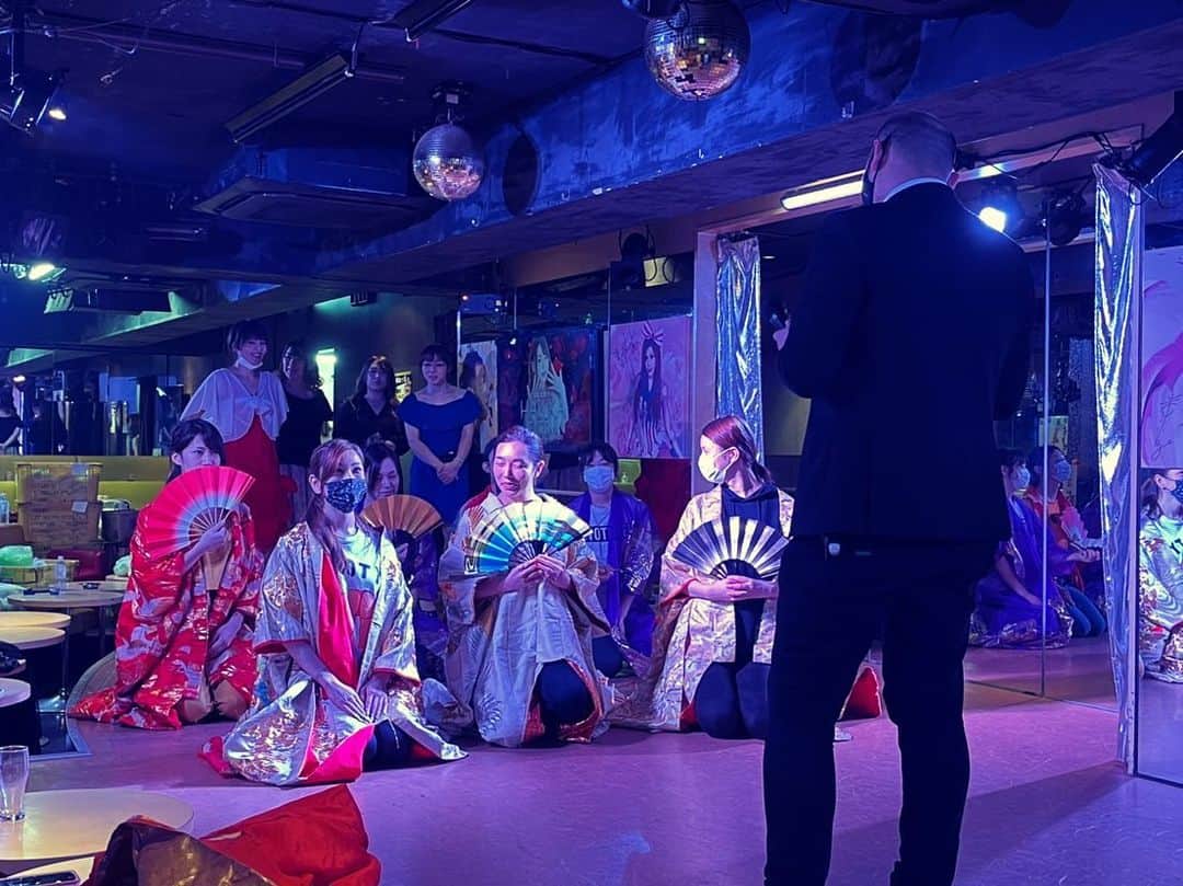 ベル（ニューハーフ）のインスタグラム：「ヒゲガールの朝礼風景。 大奥篇。  2枚目は、べる星やつらシールを集めてくれたゲストのスマホケース笑笑👍 嬉しい❣️ #ひげがーる #にゅーはーふ #ひげがーるべる #おねえ #歌舞伎町 #大奥 #ショータイム」