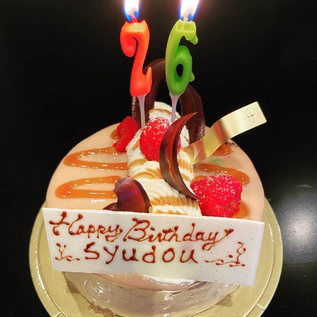 syudouのインスタグラム：「スタッフの方にサプライズ食らいました🎂 感謝」