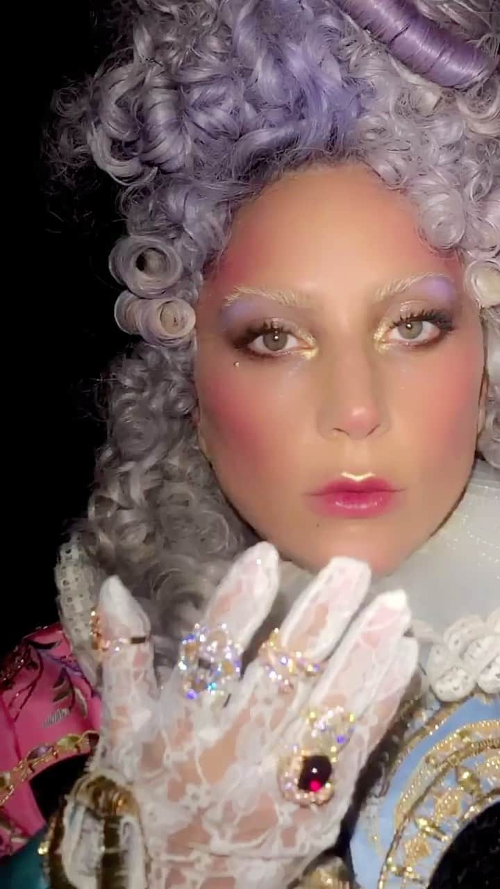 パット・マグラスのインスタグラム：「The DIVINE @ladygaga entrances and enchants in EXCLUSIVE #BTS from her  @vogueitalia November 2021 and @britishvogue December 2021, photographed by the ONE and ONLY #StevenMeisel in #makeupbypatmcgrath. This LEGENDARY look features #MothershipVII Divine Rose, Skin Fetish: Highlighter + Balm Duo ‘NUDE,’ #DivineBlush’ FLEURTATIOUS’ - Soft Beige Pink Demi-matte, PermaGel Ultra Glide Eye Pencil ‘BLK COFFEE,’ Mattetrance™ Lipstick ‘CHRISTY’ Christy - Divine Beige Peach, and PermaGel Ultra Lip Pencil ‘BUFF’ - Warm Nude. DIVINE! ⚡⚡⚡ SHOP NOW at PATMcGRATH.COM – #LinkInBio. — MAAJOR FASHION by @schiaparelli  — #PMGHowTo FACE — Prep the skin with Sublime Perfection Primer — Apply Sublime Perfection Foundation in ‘LIGHT 1’ to the face — Conceal the under eyes with Sublime Perfection Concealer I ‘LIGHT 1’ — Set the face with Sublime Perfection Setting Powder in ‘LIGHT 1’ — Blend Divine Blush in ‘DIVINE ROSE’ over the cheeks & temples — Highlight the high points of the face with Skin Fetish Highlighter + Balm Duo in ’NUDE’  EYES — Define the upper & lower lash line with PermaGel Ultra Glide Eye Pencil in ’BLK COFFEE’ — Use a small detail brush to soften the edges of the pencil — Add depth to the outer corner & along the lower lash line with ’XTREME MAHOGANY’ eye shadow — Apply ’SKINSHOW NUDE’ eye shadow over the lid with a blending brush — Press ’IRIDESCENT PINK 003’ pigment over the brow bone with a finger — Highlight the inner corner with ’REFINED GOLD 002’ pigment — Curl the lashes & coat with FetishEYES Mascara  LIPS — Line the lips with ‘BUFF’ PermaGel Ultra Lip Pencil — Use a fingertip to blend out the pencil — Press ‘CHRISTY’ MatteTrance Lipstick over the center of the lips — Highlight the cupids bow with ’REFINED GOLD 002’ pigment」