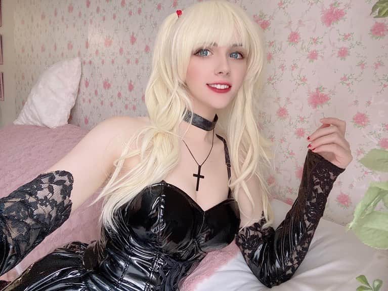 Hirari Ann（ヒラリー アン）のインスタグラム：「Misa Amane 💗 She is my favorite! What do you think? 💗will you wife misamisa? 🥰  #deathnotecosplay #misaamane #cosplaygirl #gothicgirl #twintails #kawaii」