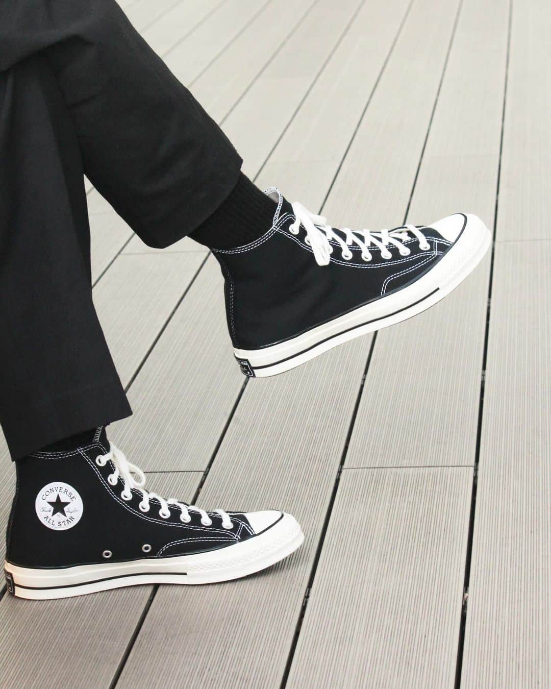 三海裕弥さんのインスタグラム写真 - (三海裕弥Instagram)「What is your favorite shoes??👀 👟➡︎【Converse High】 ・ 最近これを履きがち✌︎☺︎ ・ SSENSE では今はこれ買えなくなってる... 日本からネットで買うならStockX かな〜🤔 @converse #CONVERSE #CT70 #ChuckTaylor #Black #Sneakers #コンバース #スニーカー」10月17日 13時46分 - kapetayo_yuya