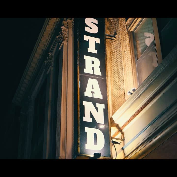 ファボラスのインスタグラム：「I’ve had legendary nights of LOVE that temporary moments of HATE can’t overshadow. Thank You Lord.. 🙏🏾  & Thank You PROVIDENCE, RHODE ISLAND 🖤 [shot by @redeyemovies]   #TheStrand」