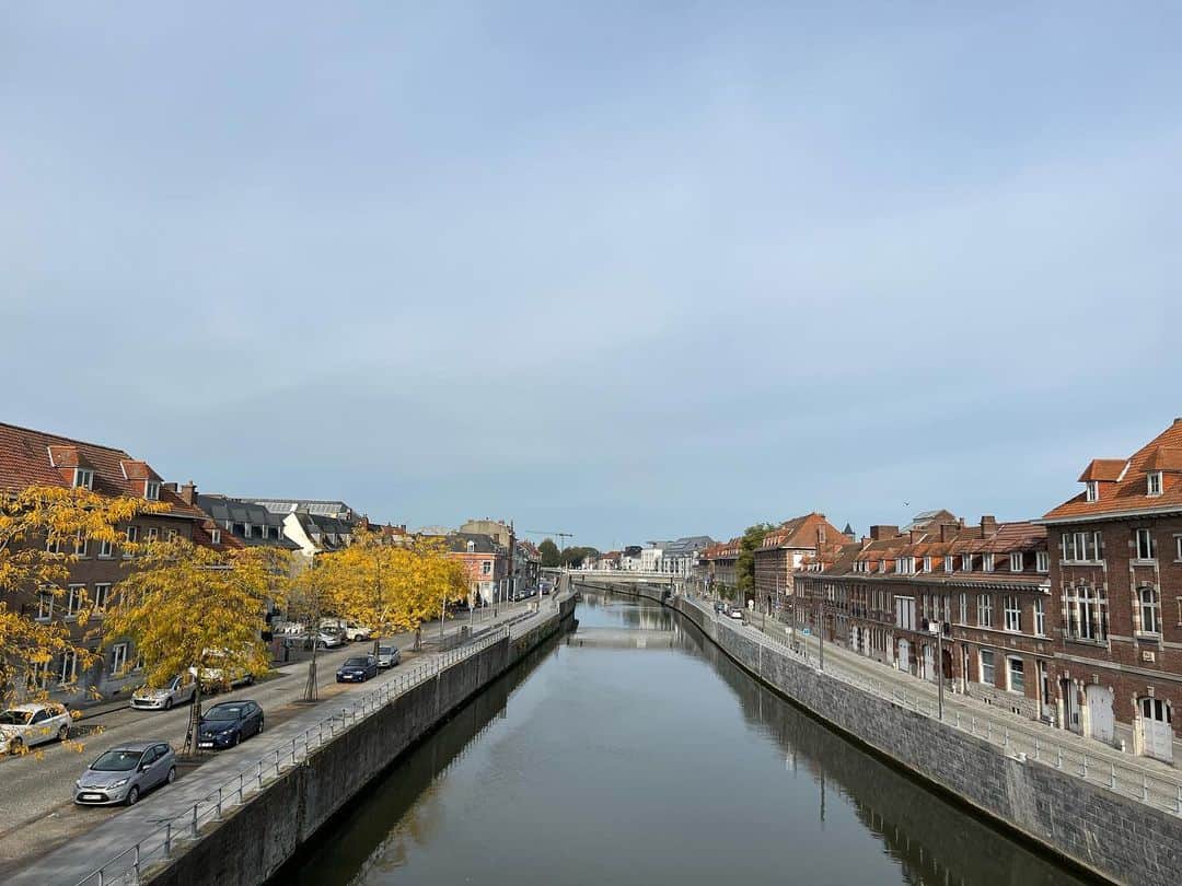 鈴木奈央のインスタグラム：「. . ベルギー🇧🇪までライド🚴🏻‍♀️ 素敵な建物がたくさんあって ハリーポッターの世界みたいでした🪄 . ベルギーのホットチョコレートを飲んだよ🍫☕️✨ . . #ベルギー #トゥルネー  #🇧🇪」