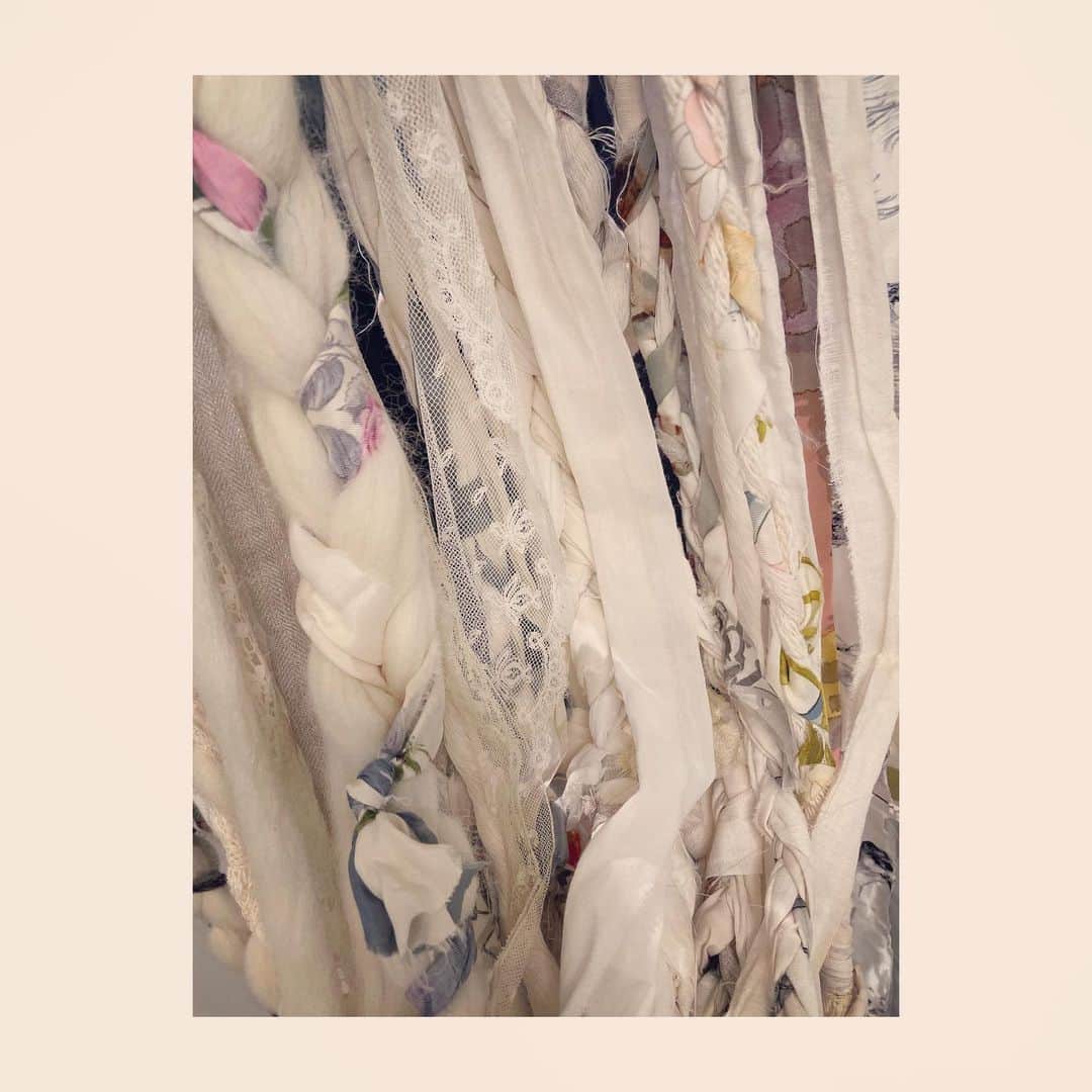 吉田羊さんのインスタグラム写真 - (吉田羊Instagram)「このたび、 楽屋暖簾を作って頂いた。 お願いしたのは、 TOKYO2020オリンピック開会式で 森山未來さんのパフォーマンスの衣装を 手掛けられたデザイナー suzuki takayukiさん。  素材と対話し、それが過ごしてきた時間に 思いを馳せ、育んだ環境に敬意を払う。 然るべき道を通って、それらが一番喜ぶ形に なったもの、それがスズキさんの服だ。  スズキさんの作り出す服には生命を感じる。 だから着ていると、自分の心模様に服が 共鳴してくれてるなと思う。 お気に入りのタートルネックの襟をくいっと 上げて歩くとなんだか力が沸いてきて、 服って、なんでも良くないんだな、と思う。 何気なく着たようでいて、実はそれを選んでる。 そのことを思い出させてくれる服。  「こういうものを作りたい」という私のイメージを 時間をかけて形にしてくださったスズキさん。 ご多忙の合間、イレギュラーなオーダーにもかかわらず、 完成の日には「楽しかったです」と言ってくださり、 モノづくりをする人間は皆、 この「楽しい」が源流だなと思ったり。  さまざまな素材を組み合わせて作った、 世界に一つだけの楽屋暖簾。 一生、大切に使います。 suzuki takayukiさん、 本当にありがとうございました。  I asked designer 'suzukitakayuki' to make a dressing room curtain. He worked on costumes at the opening ceremony of the TOKYO 2020 Olympics. I feel life in the clothes that Suzuki creates.  So when I wear it, I think the clothes resonate with my heart. He makes a conversation with the material,  images the time it has spent, and respects the environment in which it was nurtured. Suzuki's clothes are the ones that have taken the right path and made them the most pleasing. I value the only dressing room curtain in the world! Thank you for your wonderful work, Mr.Suzuki!!  #suzukitakayuki #tokyo2020 #森山未來 さん #オリンピック開会式」10月20日 8時14分 - yoshidayoh_official