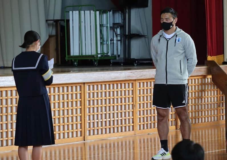 五郎丸歩さんのインスタグラム写真 - (五郎丸歩Instagram)「今日は島田市立金谷中学校に静岡県のラグビーレガシー事業でお邪魔しました。2019年のW杯を全校で観戦した経験をもつ生徒達もラグビーボールに触れたりするのは初めてって子達ばかりでしたが楽しい一時で元気を頂きました。ありがとうございました😁」10月26日 21時40分 - ayumugoromaru_official