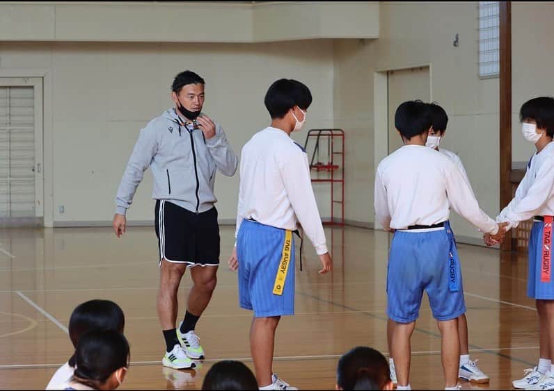 五郎丸歩のインスタグラム：「今日は島田市立金谷中学校に静岡県のラグビーレガシー事業でお邪魔しました。2019年のW杯を全校で観戦した経験をもつ生徒達もラグビーボールに触れたりするのは初めてって子達ばかりでしたが楽しい一時で元気を頂きました。ありがとうございました😁」