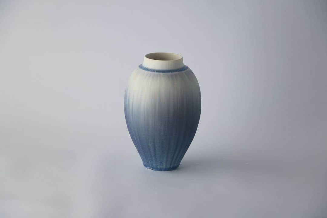 岩崎龍二のインスタグラム：「#紫匂 . #シコウ . #花器 #器 #陶器  #岩崎龍二  #陶瓷 #도예 #potter  #pottery #potterie #Poterie #porcelain #ceramic #ceramica #keramik #ryujiiwasaki #glazed #design #stoneware #art #japan」