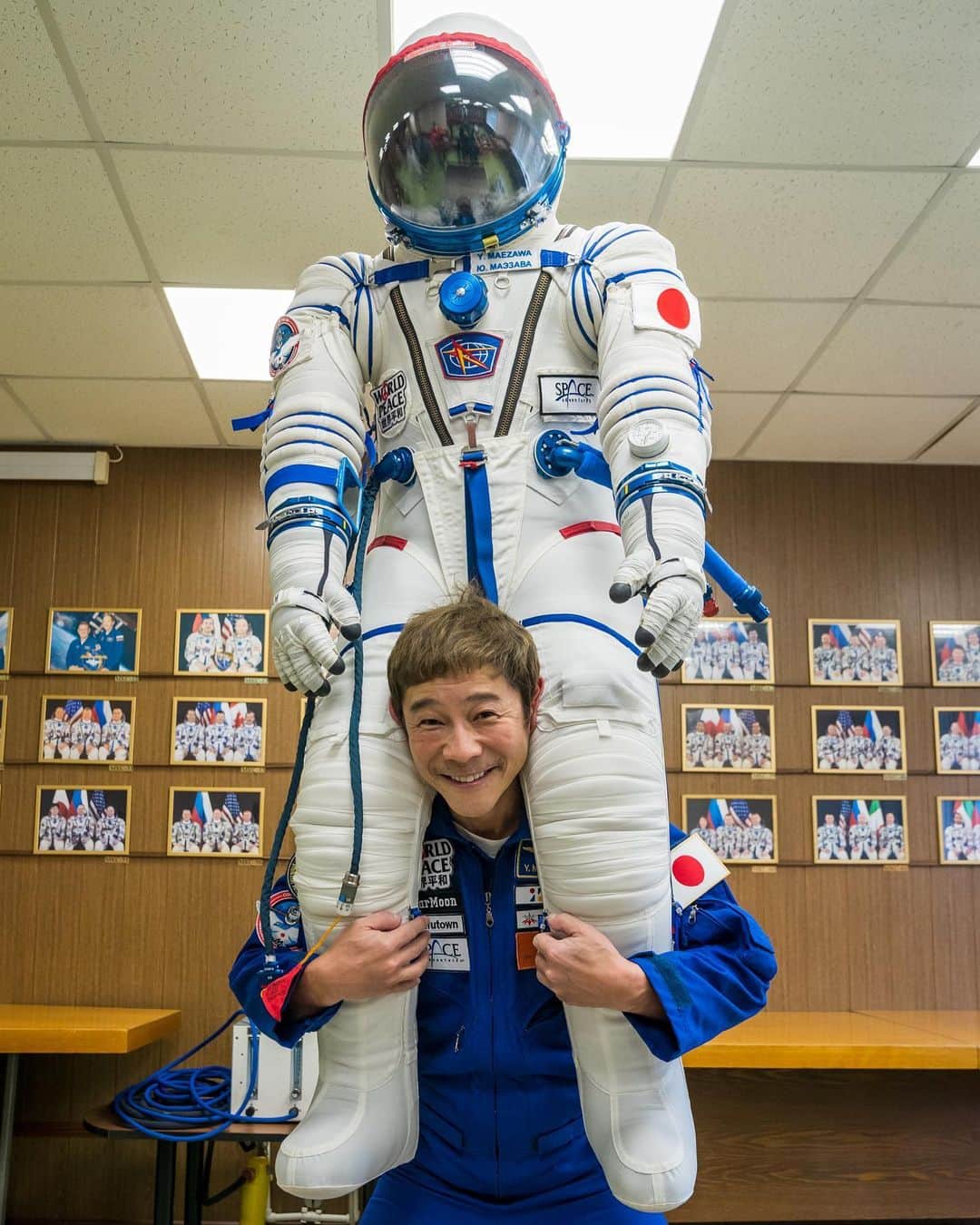 前澤友作のインスタグラム：「遂に自分の宇宙服できちゃった❤️ Finally my very own Spacesuit is here❤️  #前澤宇宙旅行 #MZJourneytoSpace」