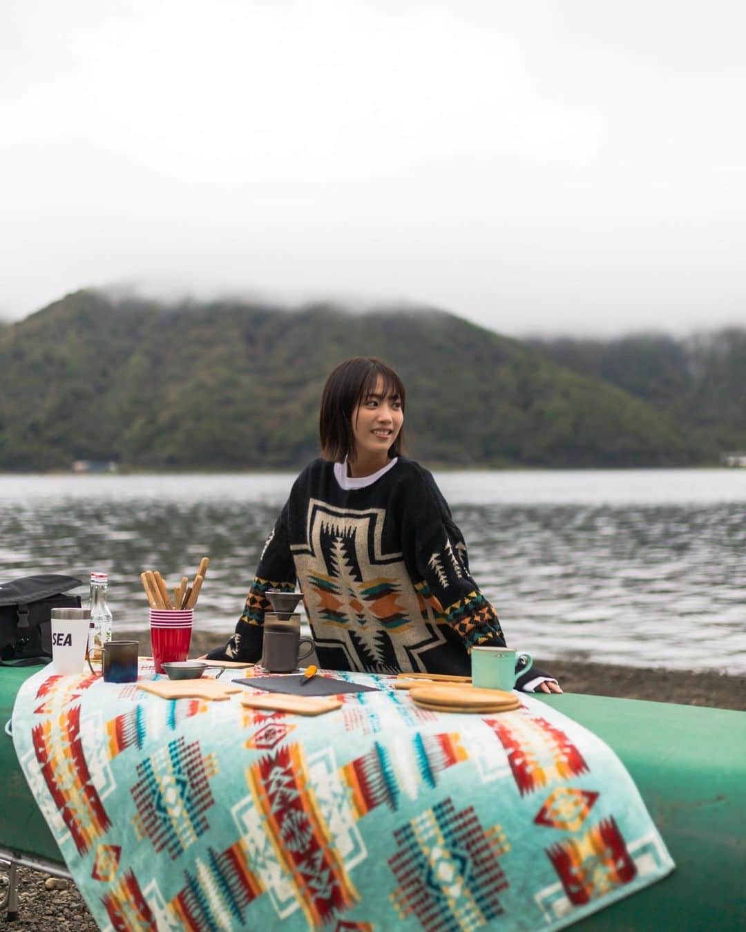 二宮芽生のインスタグラム：「カヌーを逆さにしてテーブルに。何のせようかな…🛶  photo by @takaoooh  hair and make up by @hanmiee   #西湖　#カヌー　#campinglife  #ノームキャンプ場」