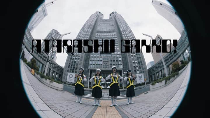 KANONのインスタグラム：「We are Beastie Girls!! 新宿で撮りました🪐👩🏻‍🚀  ATARASHII GAKKO!’s Beastie Boys -  Intergalactic (Not-Official Music Video ) in Japanese ↓↓↓ https://www.youtube.com/watch?v=eqfaQHsbgbE」
