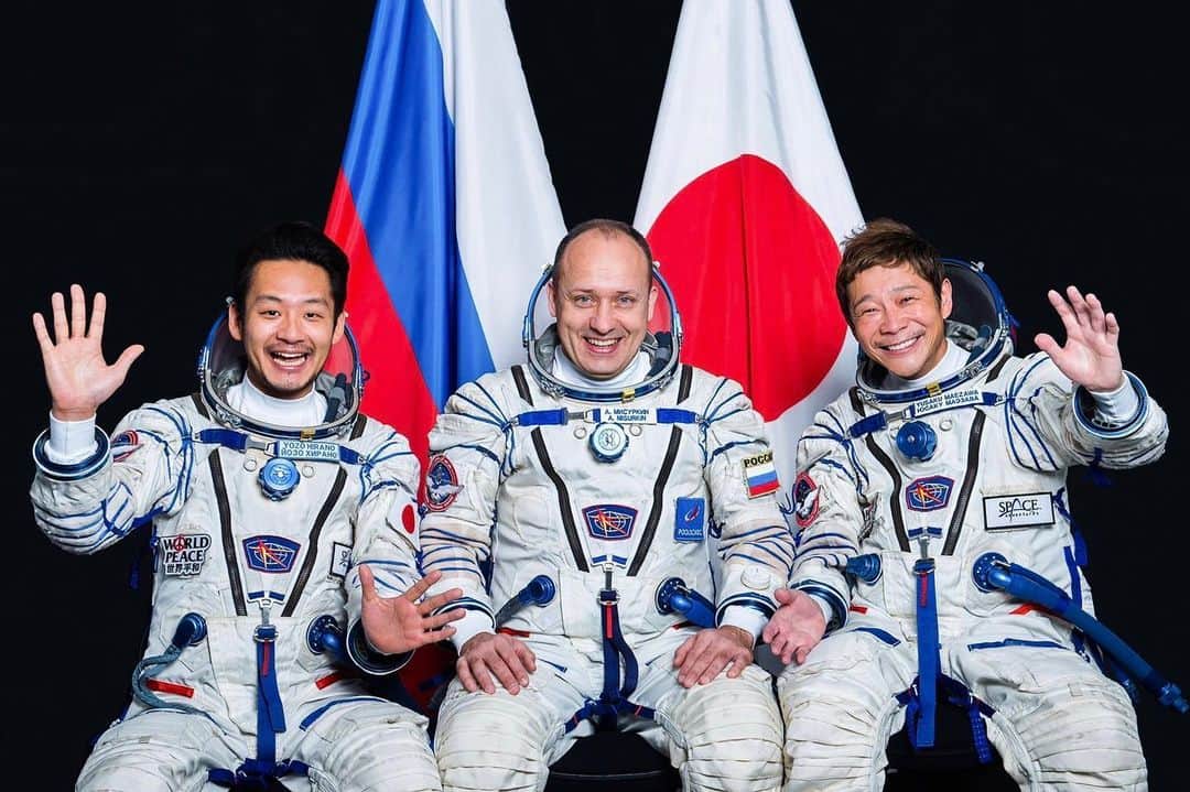 前澤友作のインスタグラム：「. MS-20のオフィシャルフォト完成。この3人でISS行ってきます。左から、カメラマン兼アシスタントの平野陽三、現役ロシア宇宙飛行士で過去に2度の宇宙渡航経験のある船長のアレクサンダー・ミシュルキン、そして僕です。  Official photo for MS-20. Us three will go to the ISS on Dec 8-20. From the left is cameraman and assistant, Yozo Hirano, Commander Alexander Misurkin who has already experienced two space flights, and me!  #前澤宇宙旅行 #MZJourneytoSpace」
