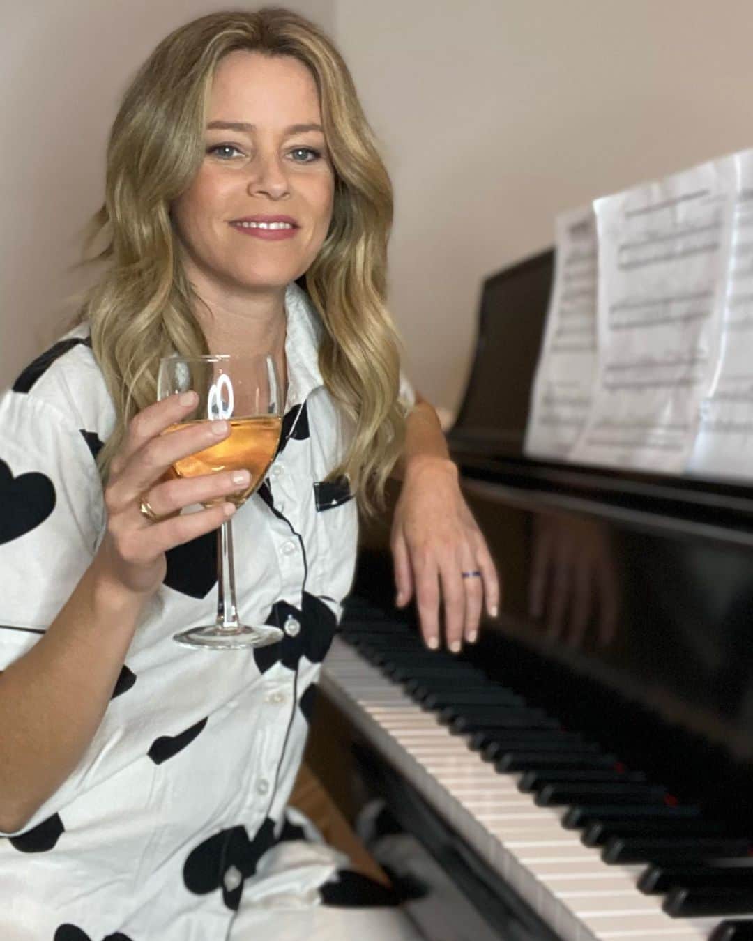 エリザベス・バンクスのインスタグラム：「PJs + wine. I do not play piano. I pretend (for a living so … it makes some sense). Happy Sunday night.」