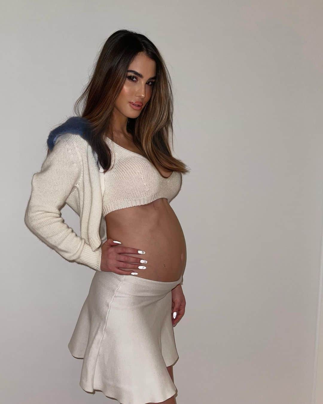 Silvia Carusoのインスタグラム：「Been taking this few  very special months off ! Well …Surprisee❤️❤️❤️ here I am super  preggo 🥰」