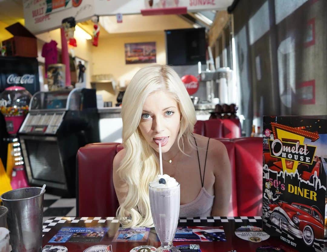 Charlotte Stokelyのインスタグラム：「Bliss is a Blueberry Milkshake 🫐 ✨🫐  What’s your favorite flavor?  #milkshake #50sdiner #charlottestokely #savethebees #delicious」