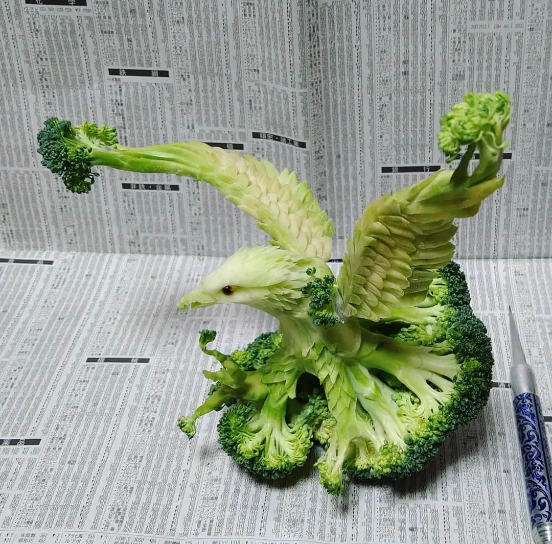 gakuのインスタグラム：「🥦🦅Broccoli　hawk 1ヶ月作品展の為に、ソープカービングばかりしていたから、久々に野菜です。  目は「あみぐるみアイ」使ってます。  #carving #vegetablecarving #vegetable #broccoli  #ベジタブルカービング #カービング #野菜アート #野菜彫刻 #野菜 #ブロッコリー#hawk」