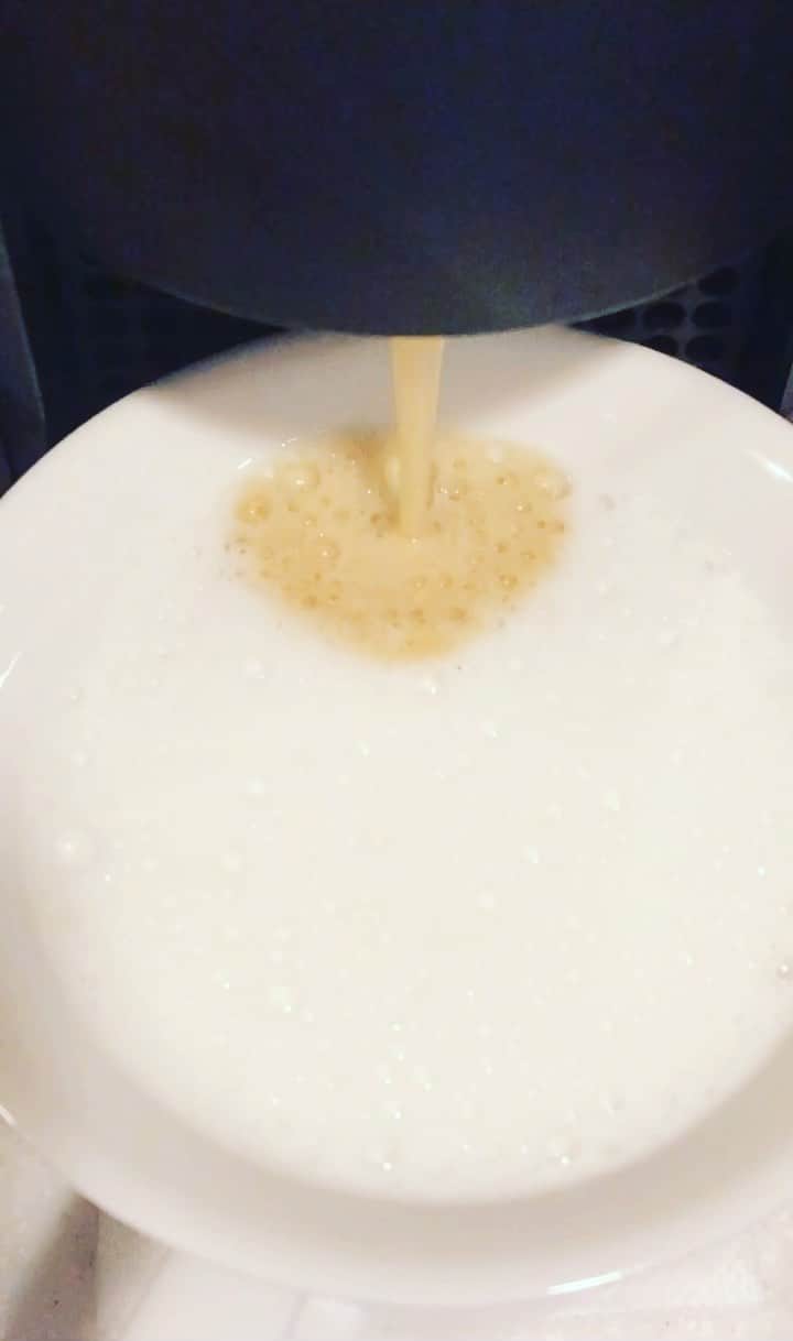 鈴木杏樹のインスタグラム：「幸せだなぁの瞬間✨  ふわふわのミルクに コーヒーが注がれてく感じ  これこれ！　って思っちゃう^ - ^  ミルクをチンして泡立てて‥ コーヒースイッチオン♫だけなのに なんだか特別感✨  ありがとうのひととき✨  #鈴木杏樹#AnjuSuzuki  #カフェオレ #nespresso #ShanghaiLungo #cafeaulait #生乳100%派😋 #今日もいい日でありますように #雨に気をつけてね🙏」