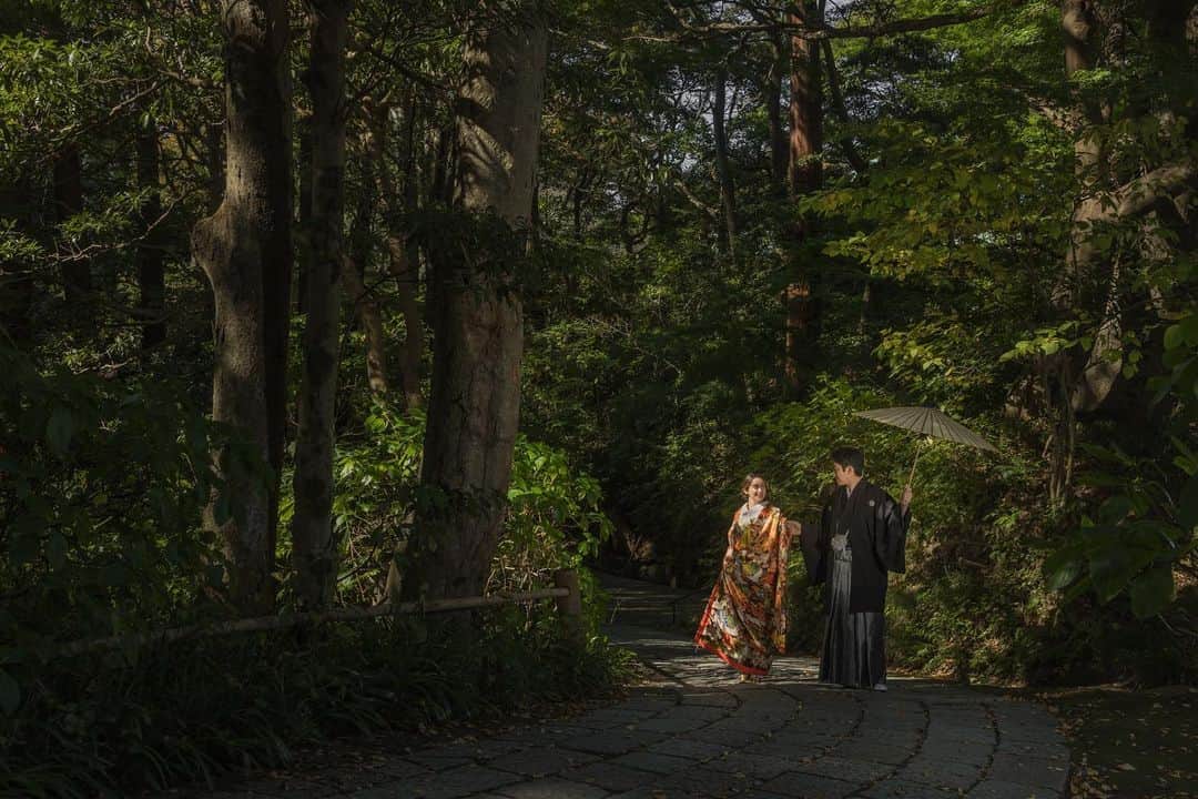 堀口ミイナのインスタグラム：「秋を迎える鎌倉。そろそろ紅葉してるのかな〜🍁結婚式が2年出来てない中で、憧れてた和装での撮影に臨みました。臨月だけにw👶🏻🏝。2人だけど、実は3人。いつか子供に見せたい写真が残りました。息を呑む写真を撮ってくれた周さん、メイクさん、鎌倉縁さんを教えてくれた  @emjqka  感謝‼︎」