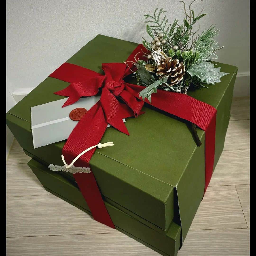 キム・ソヒョンのインスタグラム：「미리 Christmas🎄 전지현 선배님 따뜻한 선물 감사합니다❤ 몸도 마음도 건강한 크리스마스 보낼게요❤❤  ⠀ #슬로우글로우 #slowglow #아티초크 #미리크리스마스」