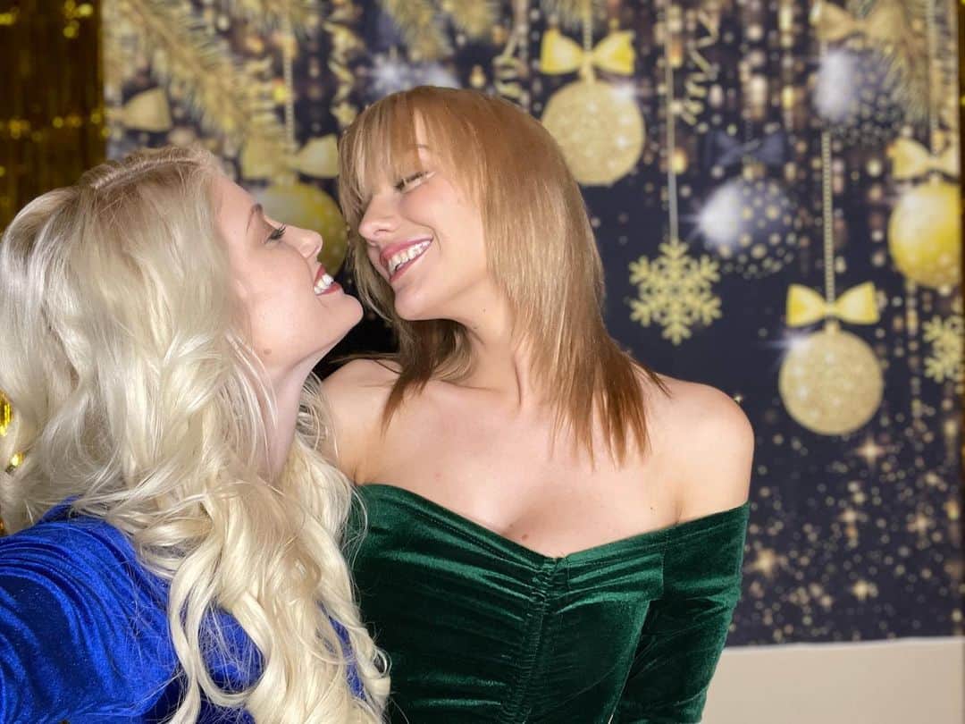 Charlotte Stokelyのインスタグラム：「Merry Boobs and Kisses Day!   @charlottestokely @realkennajames」