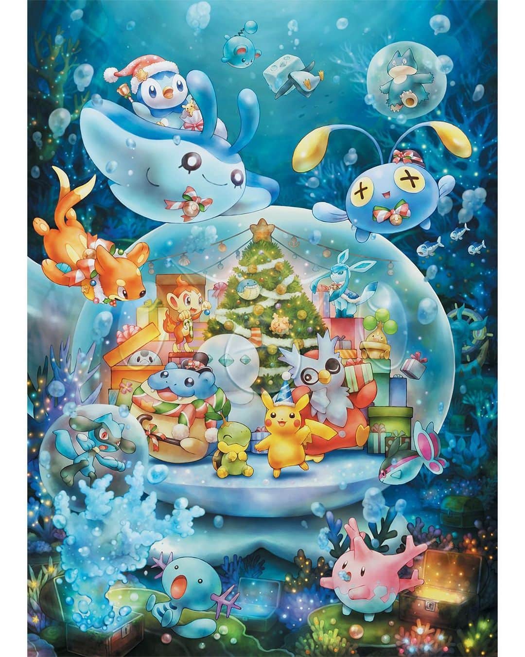 ピカチュウ公式Instagramのインスタグラム：「とっても幻想的な空間で、みんなでクリスマスを楽しんでいるみたい……🎄✨✨ どんなポケモンが参加しているか、わかるかな🤔❓  ポケモンたちといっしょにクリスマスが楽しめるグッズ「Pokémon Christmas in the Sea」シリーズは、ポケモンセンターオンラインでチェックしてね📲  #ピカチュウ #チョンチー #デリバード #ナエトル #ヒコザル #ポッチャマ #ブイゼル  #タマンタ #ポケモン #ポケットモンスター #ポケモンセンター #グッズ #海中 #クリスマス  #pikachu #chinchou #delibird #turtwig #chimchar #piplup #buizel #mantyke #pokemon #pokémon #pokemoncenter #goods #xmas #christmas」