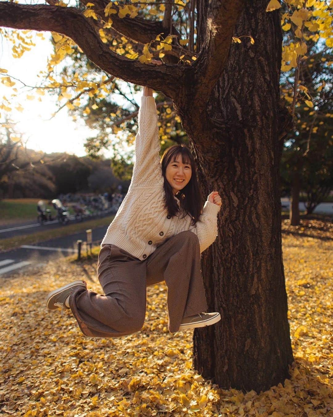 尾上彩のインスタグラム：「🍂🌾🍁🍄 ・ 今年の秋も一瞬だった！公園楽し！ ・ photo by @yuki_hiroshige 🐸 #秋 #紅葉 #autumn #fall #fallenleaves」