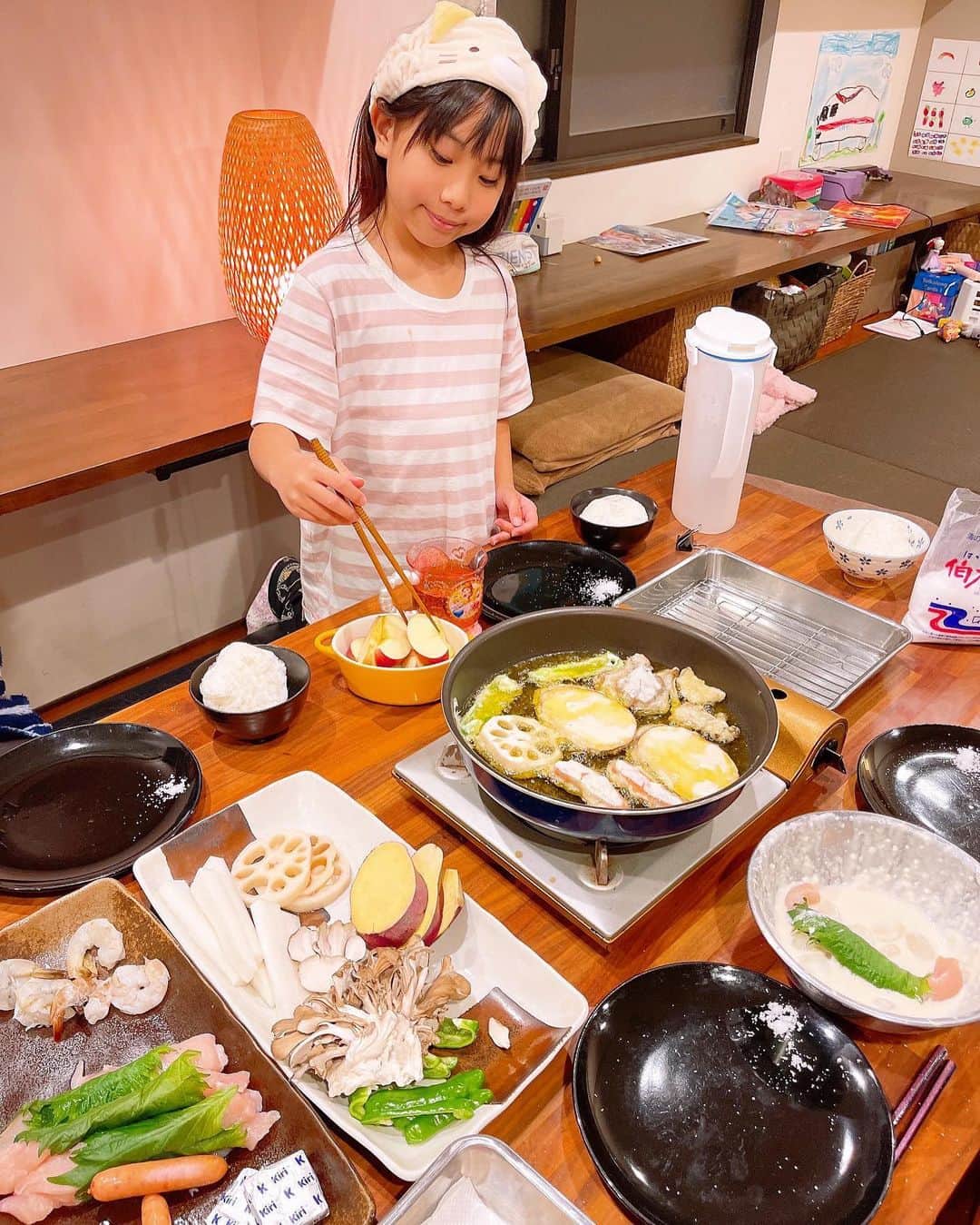 みきママのインスタグラム：「【雪見だいふく天ぷらです！！】  今夜は天ぷらです‼️  クリームチーズの天ぷら、大根のスティック天ぷら、鶏むね肉のしそ巻き、めっちゃおいしいね✨  フライパンで揚げる天ぷらの作り方は、完食本に載っています🤗🌈  おやつは雪見だいふくの天ぷらだよ〜🤩🤩🤩  少ない油なので、小さめの雪見大福を買ってきて、底をあげている間に上から油をかけて両面さっと揚げ焼きします😄😄😄  食べたら中が冷たくて外がカリッとしておいしい😋😋😋  すると、杏ちゃん「めっちゃおいしいけど、アイスで食べたほうがおいしい。」ってさ。まじで？  そしたら、れんくん「俺はいらない。アイスで食べたい。」って。  アイスに勝るものなし。  #みきママ　#天ぷら　#完食本　#アイス天ぷら #雪見大福　#アイスしか勝たん」