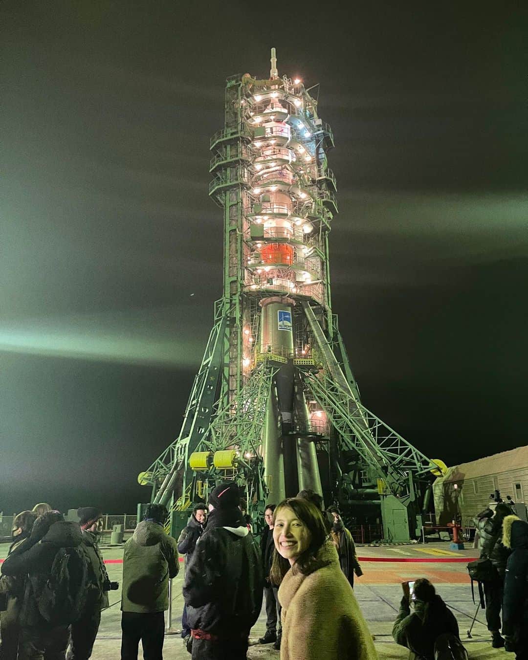 kazumiのインスタグラム：「夫が前澤さんと乗るロケットの見学へ。 ロケットを間近でみたら涙が出そうになった。  いよいよ9時間後には打ち上げ🚀  自分の夫が宇宙に行く日が来るとは想像もしなかったけれど とてもとても楽しみ！！！ @yusaku2020  @yozohirano   #宇宙旅行」