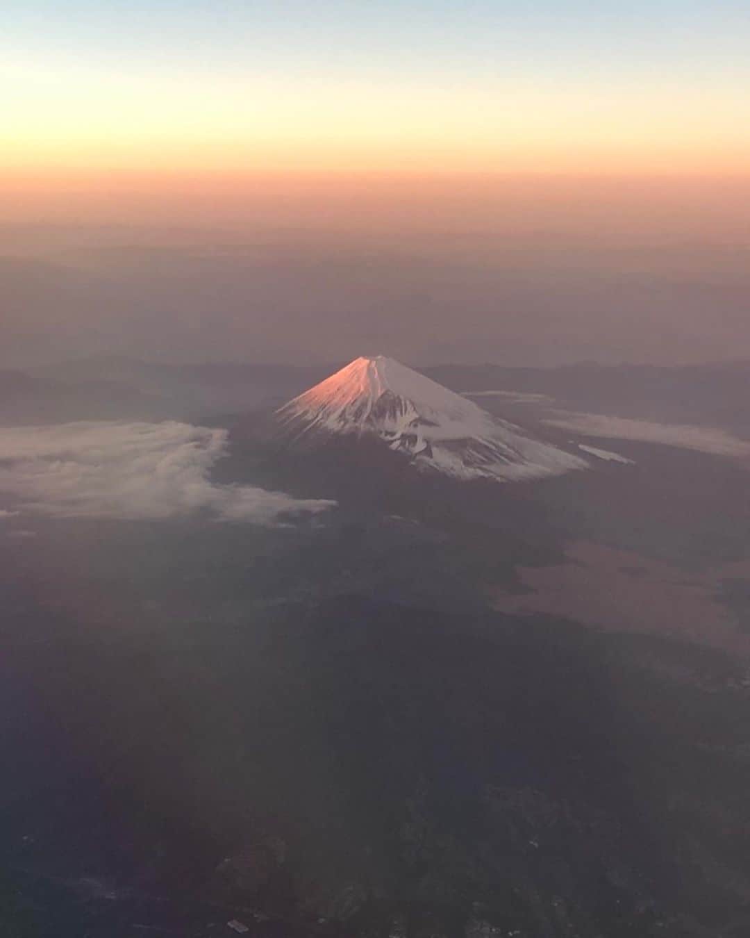 林マオのインスタグラム：「父から  林家の家族LINEに 父から送られてきた 赤富士🗻☀️  こんなに綺麗な富士山を 家族だけで楽しむのもなぁ〜と思ってw  皆さんにも！  日本のこの綺麗な景色 大切にしていかないとですね  #富士山#綺麗#赤富士#日本#ご利益ありそう#明日もいい天気や#たぶん#知らんけど#家族LINE#父から#富士山の写真#母から#実家の猫の写真#いっちゃん#いけニャン」
