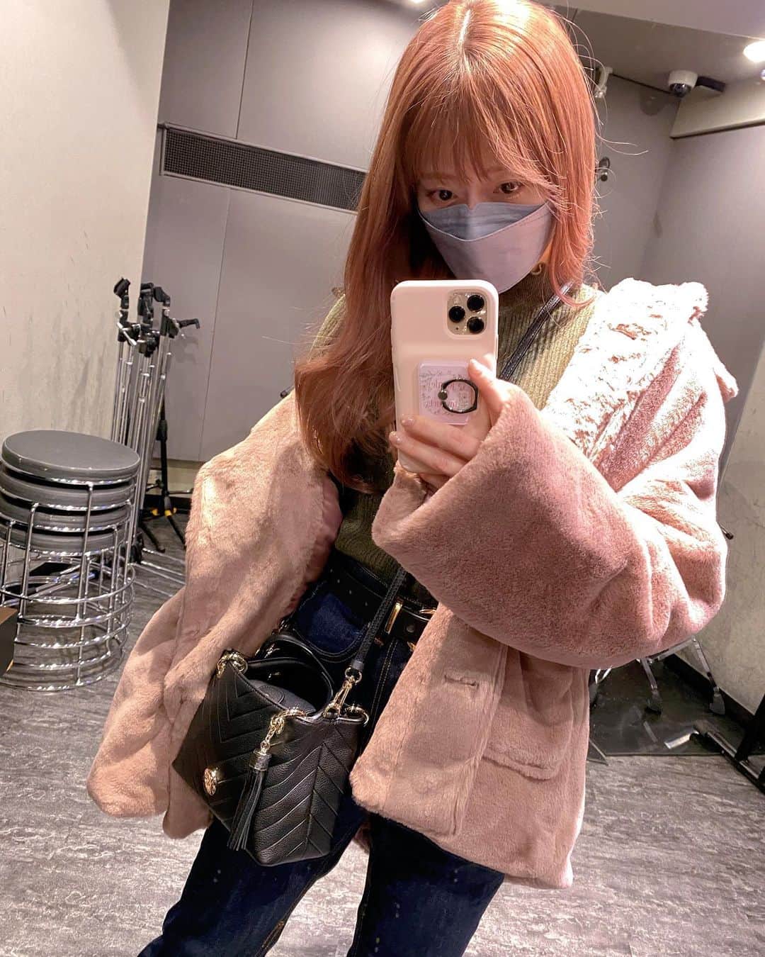 黒坂優香子さんのインスタグラム写真 - (黒坂優香子Instagram)「⛄️🤍  スタジオに入ったついでに鏡でコーデを撮るのが日課になっている最近☺︎ (ほぼ毎日ミュゲ着てる…！♡)  1枚目はカラーしたての髪。 可愛いすぎるピンク…！♡ (みほちゃんカラー♡ また詳しく載せます♡ @miho__motoyama )  今月は中々友達とも会えないけれど、 頑張る期間！！　 全力で駆け抜けるぞー！ やるなら100％全力でというタイプなので、とにかく頑張る！  ツアーグッズも公開されたし、 チケットの一般発売も始まったし、 26日のFCイベントも申し込み受付中です！！  ぜひ参加してくれたら嬉しいなぁ。 一緒に12月を目一杯楽しみたいな。 感謝の気持ちを伝えたいな。  会えるの楽しみにしてます♡  #familia #familiatour #silentsilen #サイサイ #一生青春 #fashion #ootd #jourdemuguet #deicy #uniqlo #mystrada #metrocity #コーデ #ゆかこーで #153cmコーデ」12月11日 10時50分 - yukakokurosaka0606