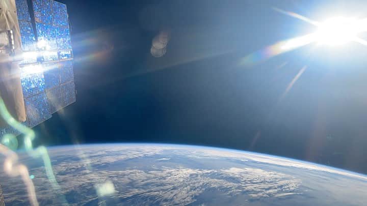前澤友作のインスタグラム：「ISSの窓からタイムラプスしてみました。 ちょうど地球一周分です。美しい。  Took a time lapse of Earth from the ISS window. This is exactly an entire orbit around Earth. Breathtaking.  #前澤宇宙旅行 #MZJourneytoSpace」