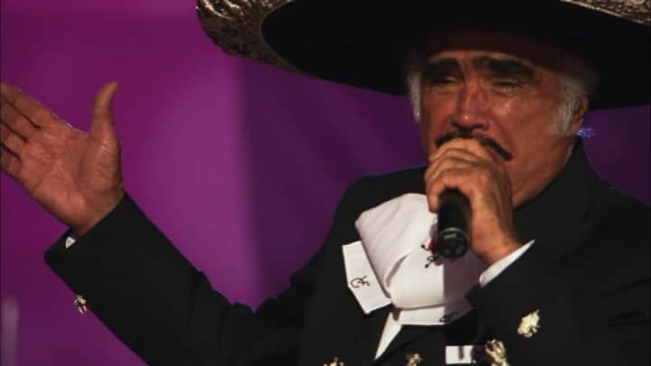 サルマ・ハエックのインスタグラム：「Se nos fue el rey 👑 de la canción Mexicana pero que Viva Vicente Fernandez !!!!!! Por siempre en nuestros corazones ♥️ Mi mas sentido pésame para su familia  que tuvo la bendición de disfrutarlo de cerca D.E.P.  @_vicentefdez  #vicentefernandez  #rip」